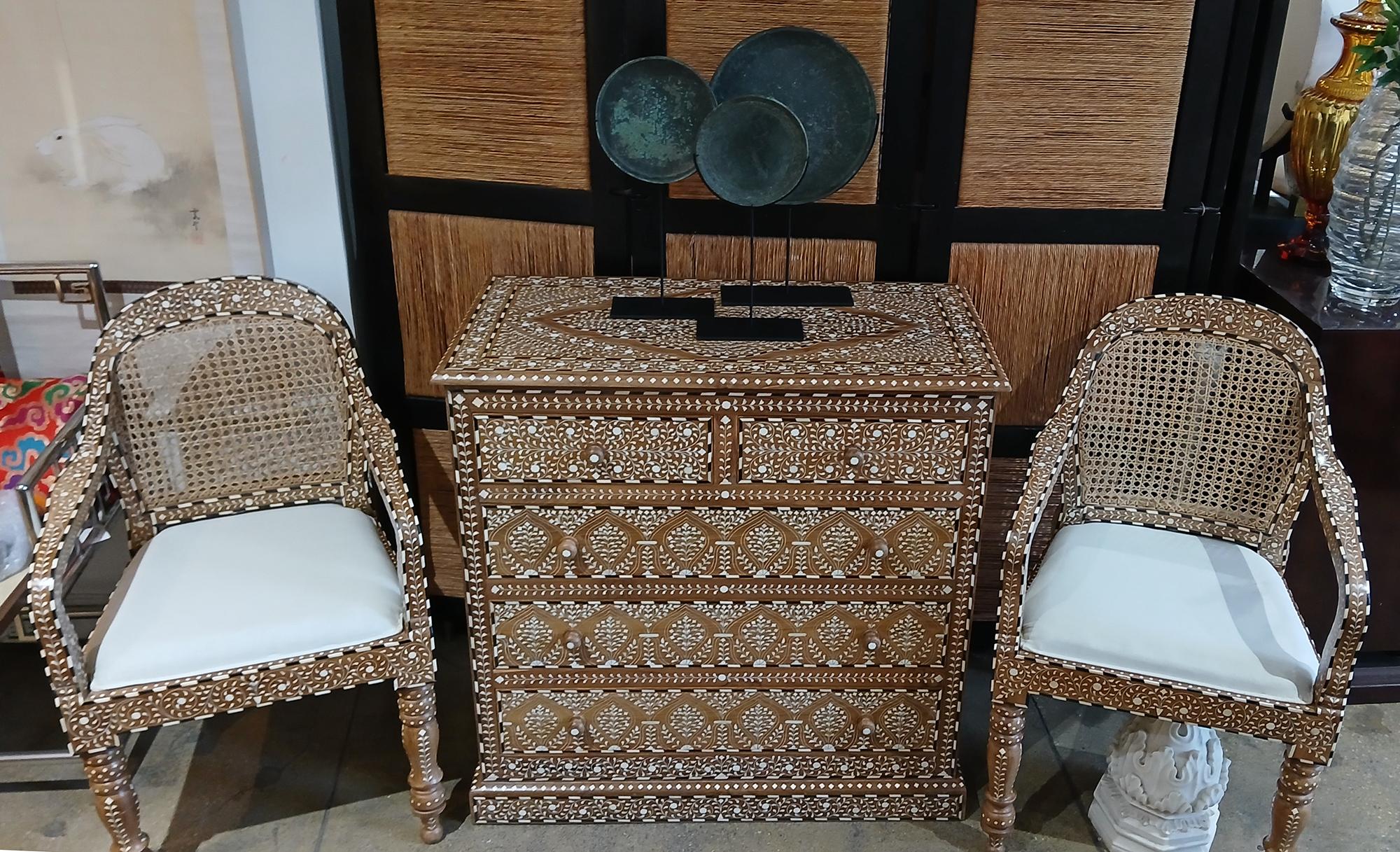 Kommode aus Teakholz mit Intarsien aus Indien im Angebot 10