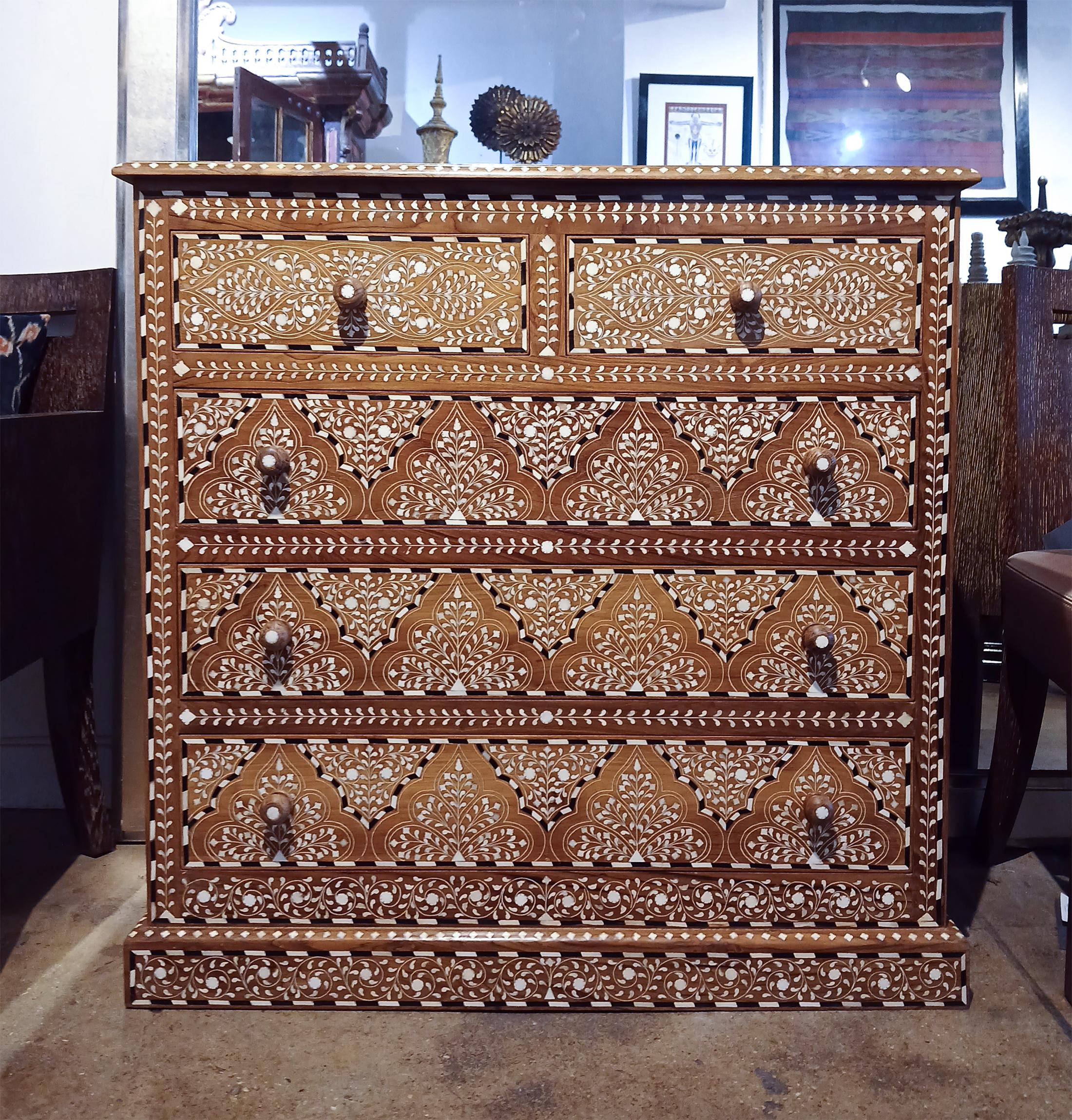 Cassettiera in teak intarsiato dall'India in vendita 11