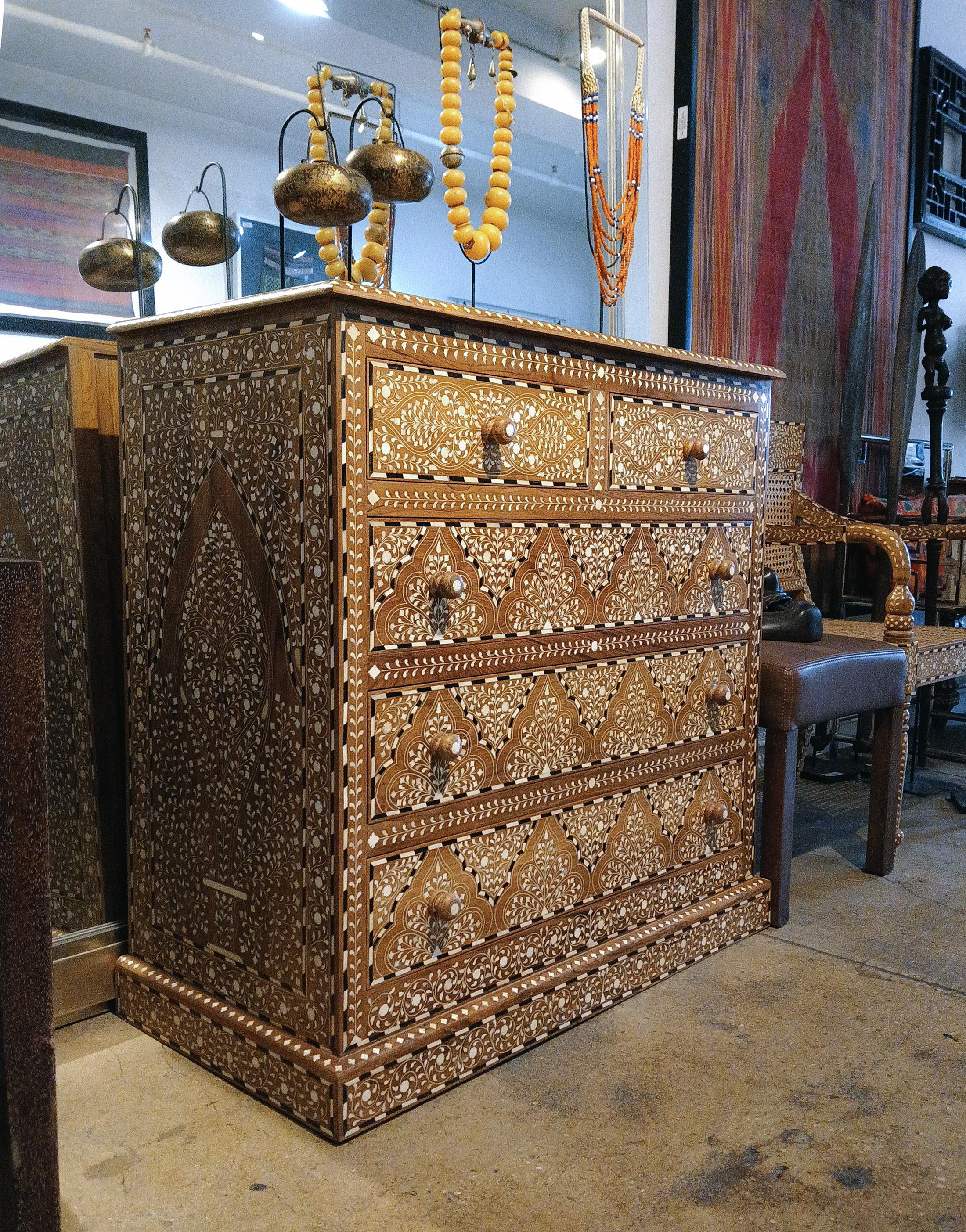 Cassettiera in teak intarsiato dall'India in vendita 12