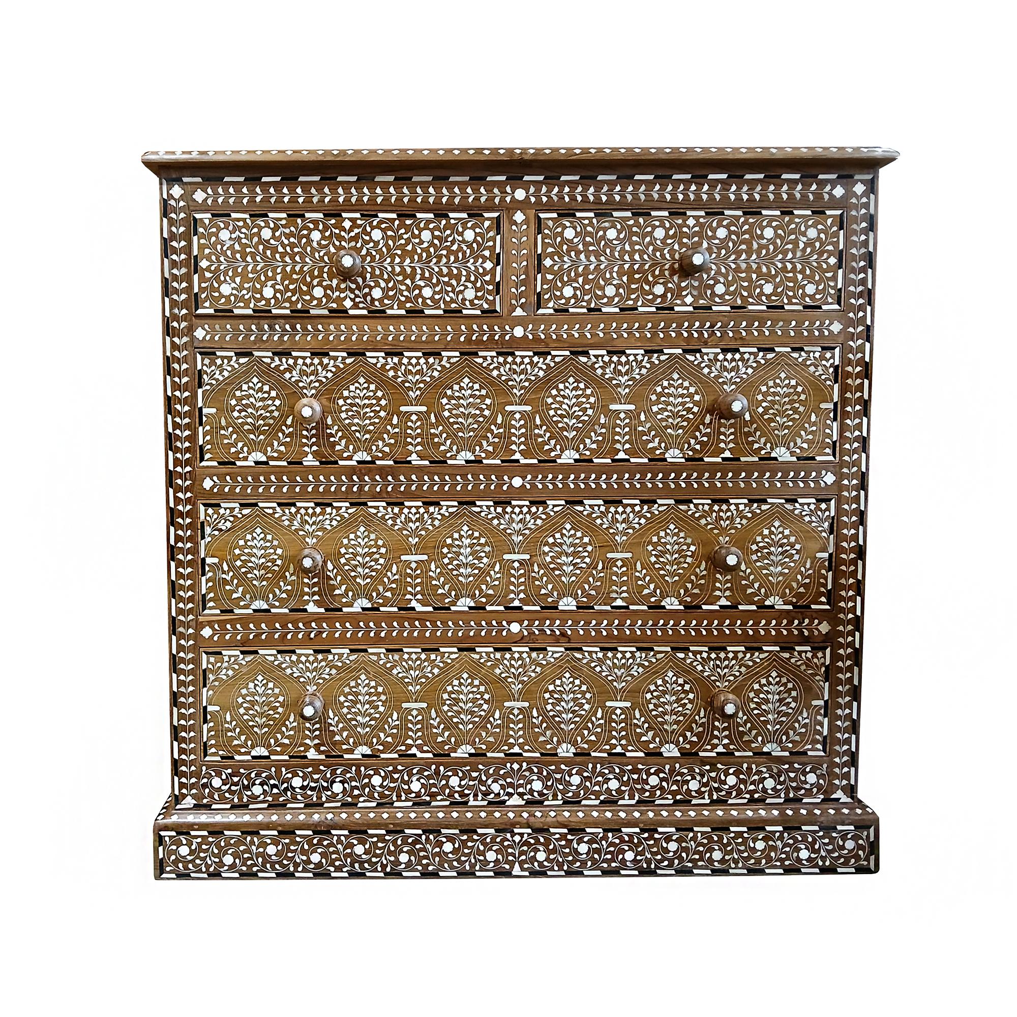 Kommode aus Teakholz mit Intarsien aus Indien (Indisch) im Angebot