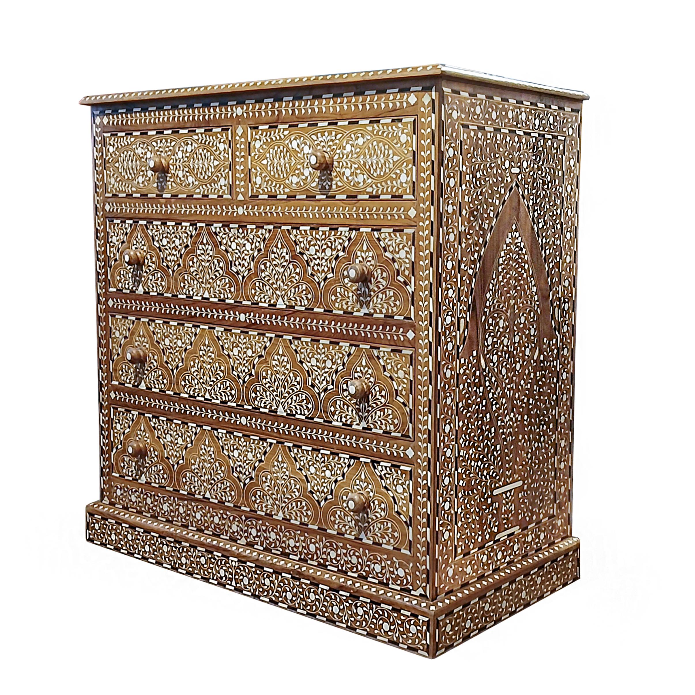 Fatto a mano Cassettiera in teak intarsiato dall'India in vendita