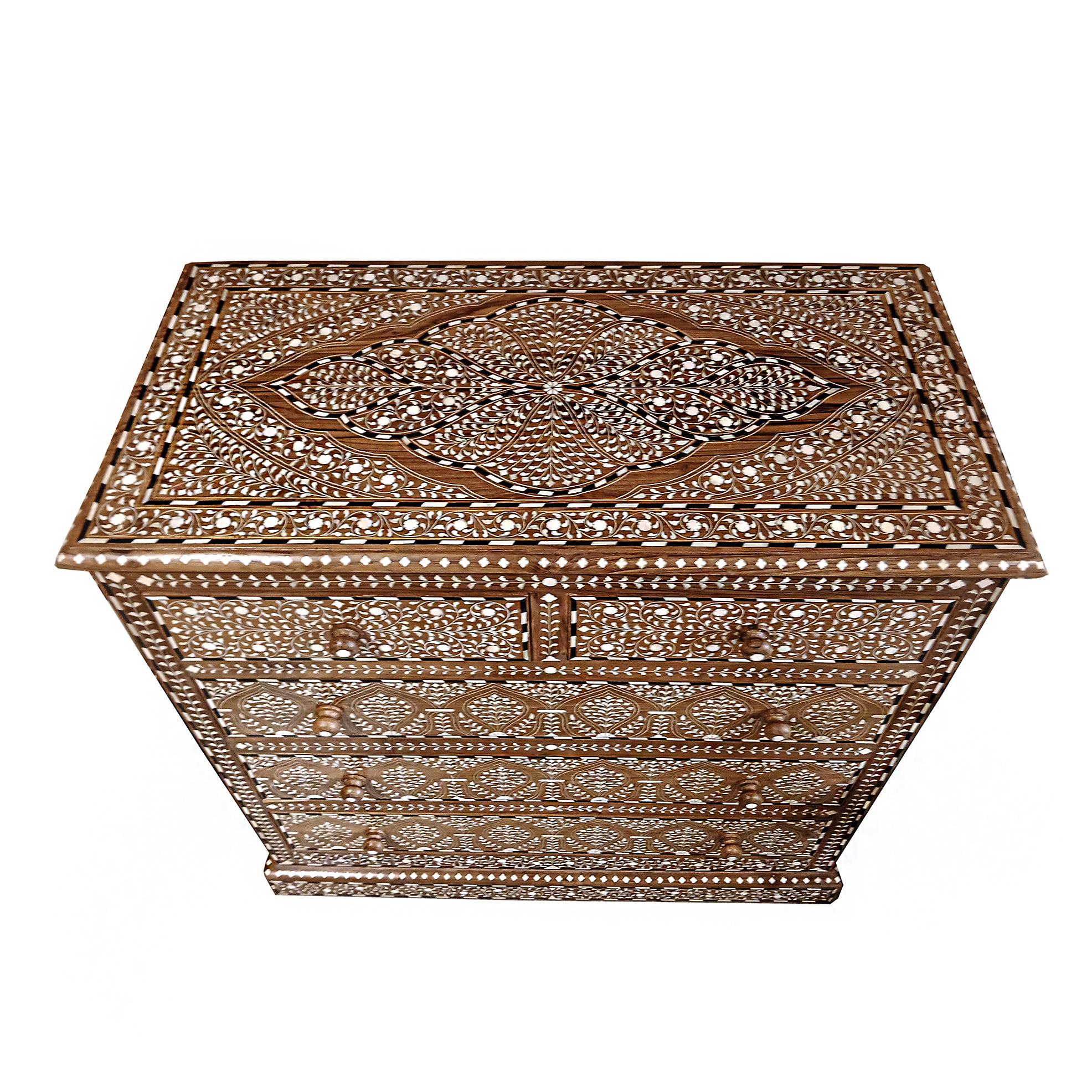 Kommode aus Teakholz mit Intarsien aus Indien (21. Jahrhundert und zeitgenössisch) im Angebot