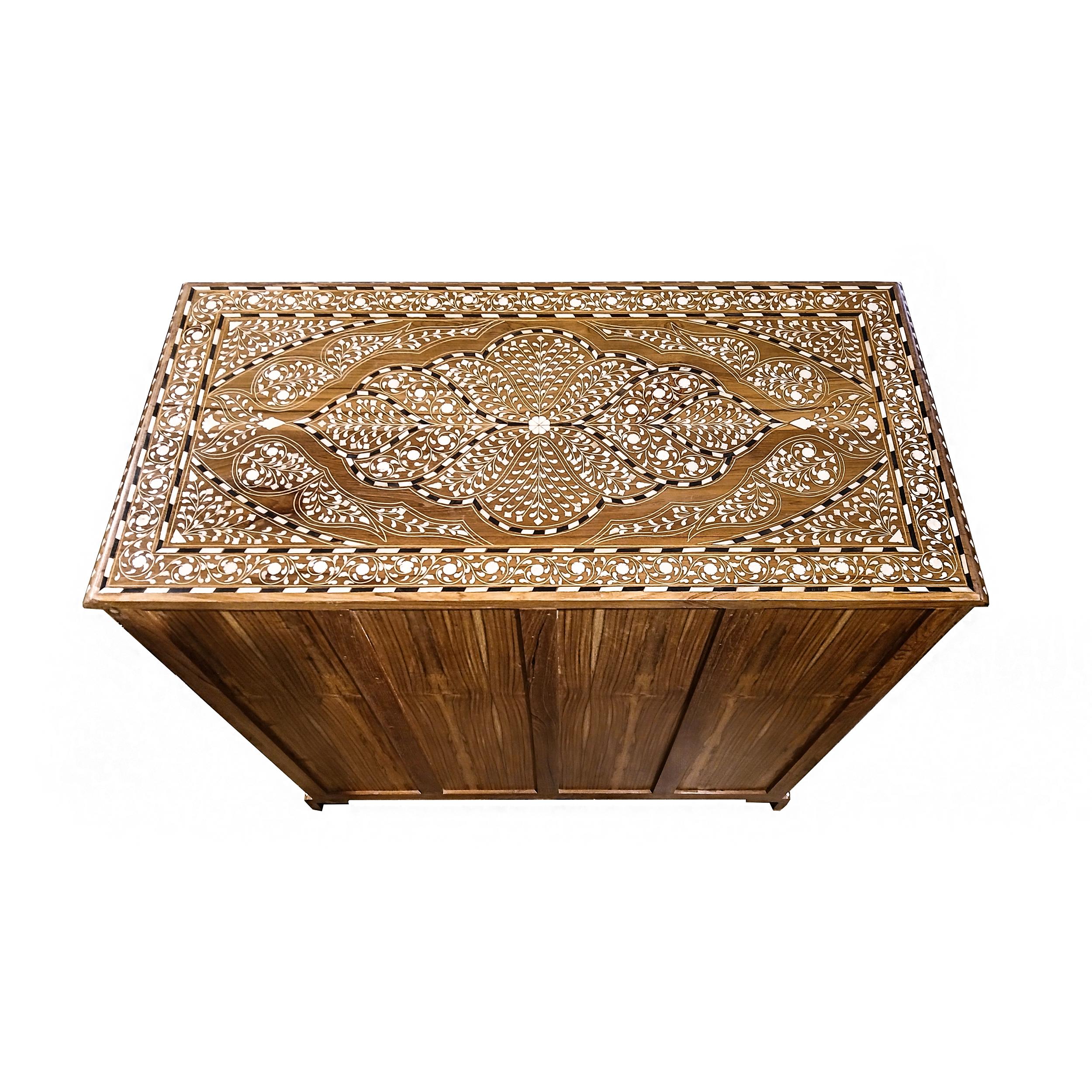 Osso Cassettiera in teak intarsiato dall'India in vendita