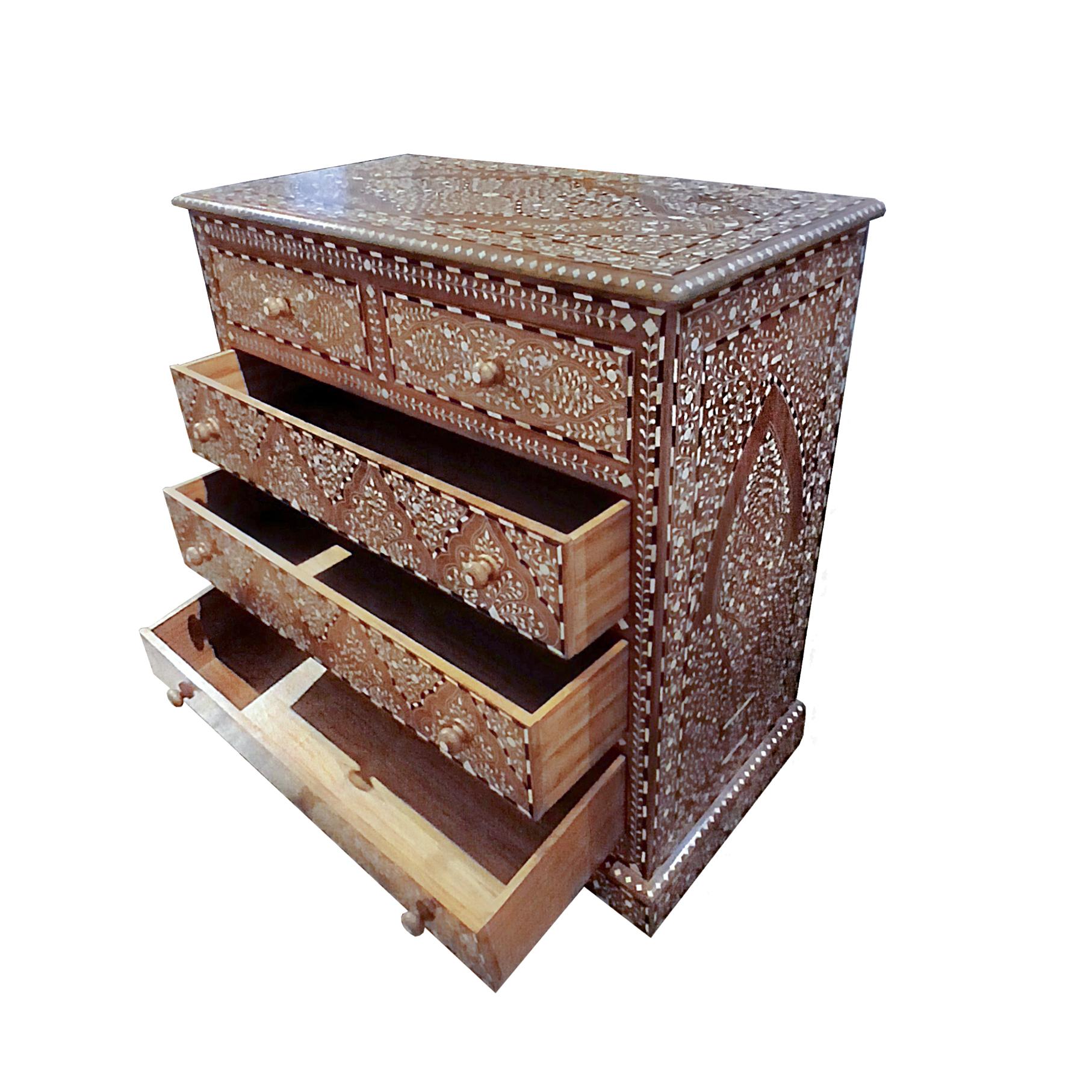 Cassettiera in teak intarsiato dall'India in vendita 1