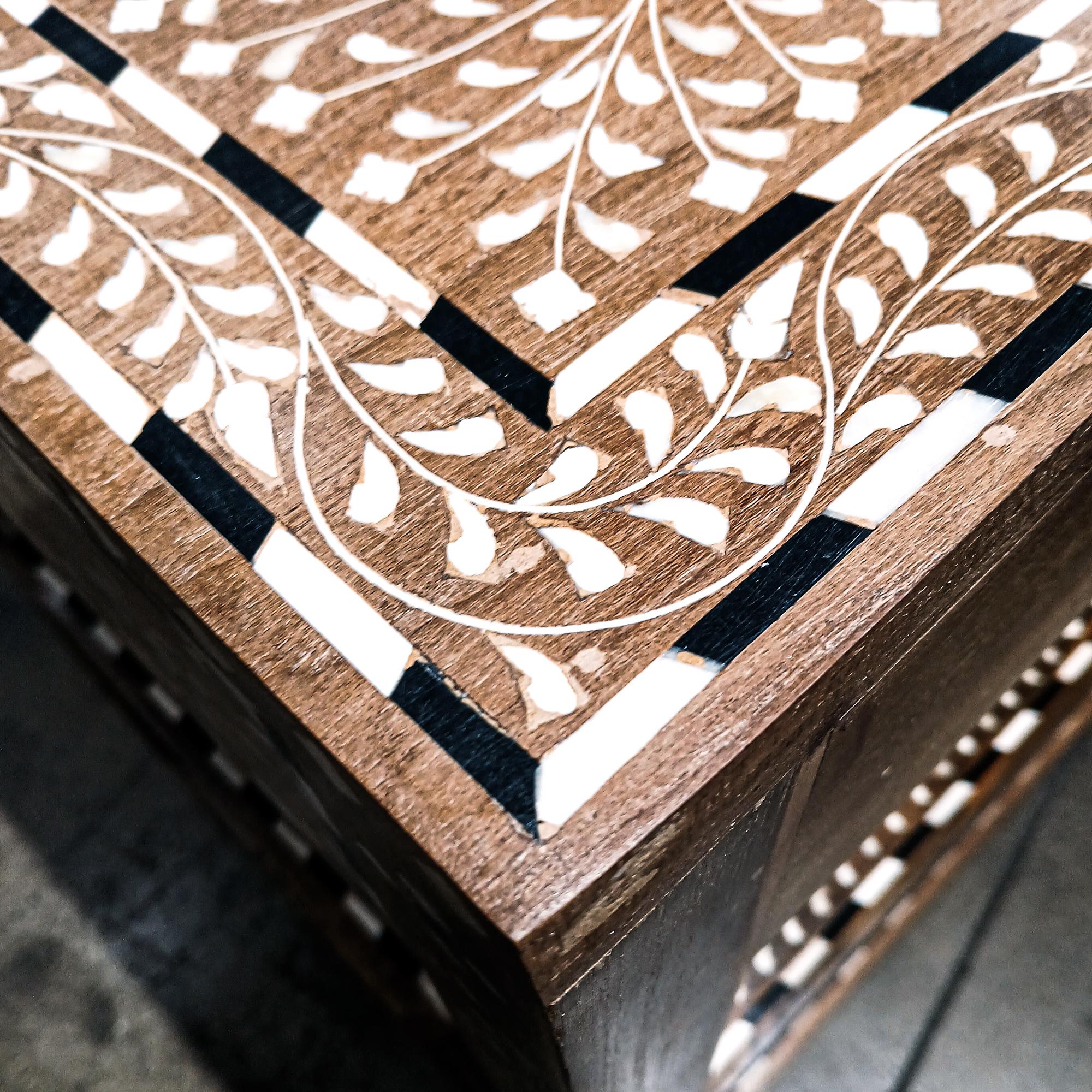 Tavolino / Comodino in teak intarsiato dall'India in vendita 2