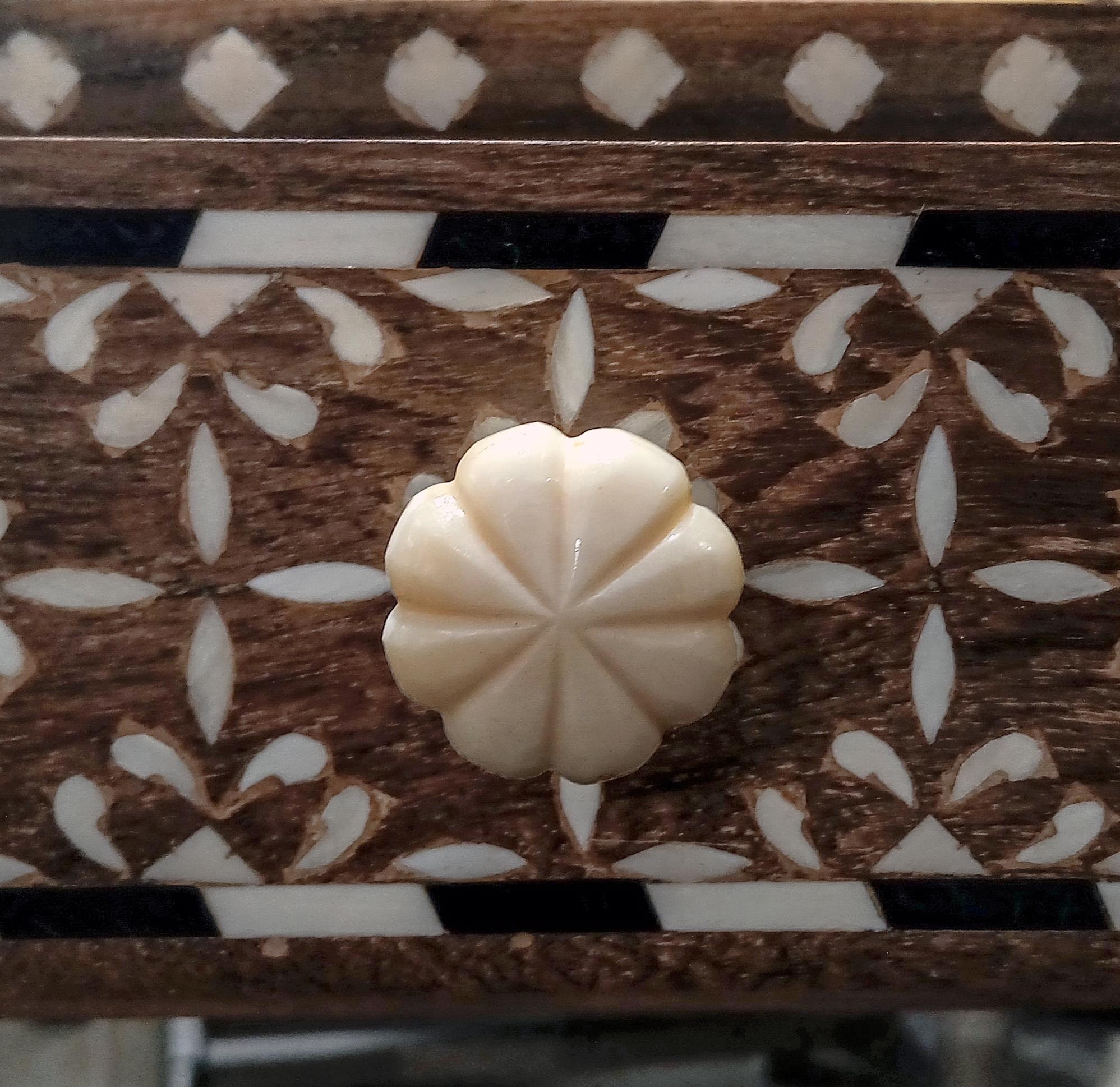 Tavolino / Comodino in teak intarsiato dall'India in vendita 3