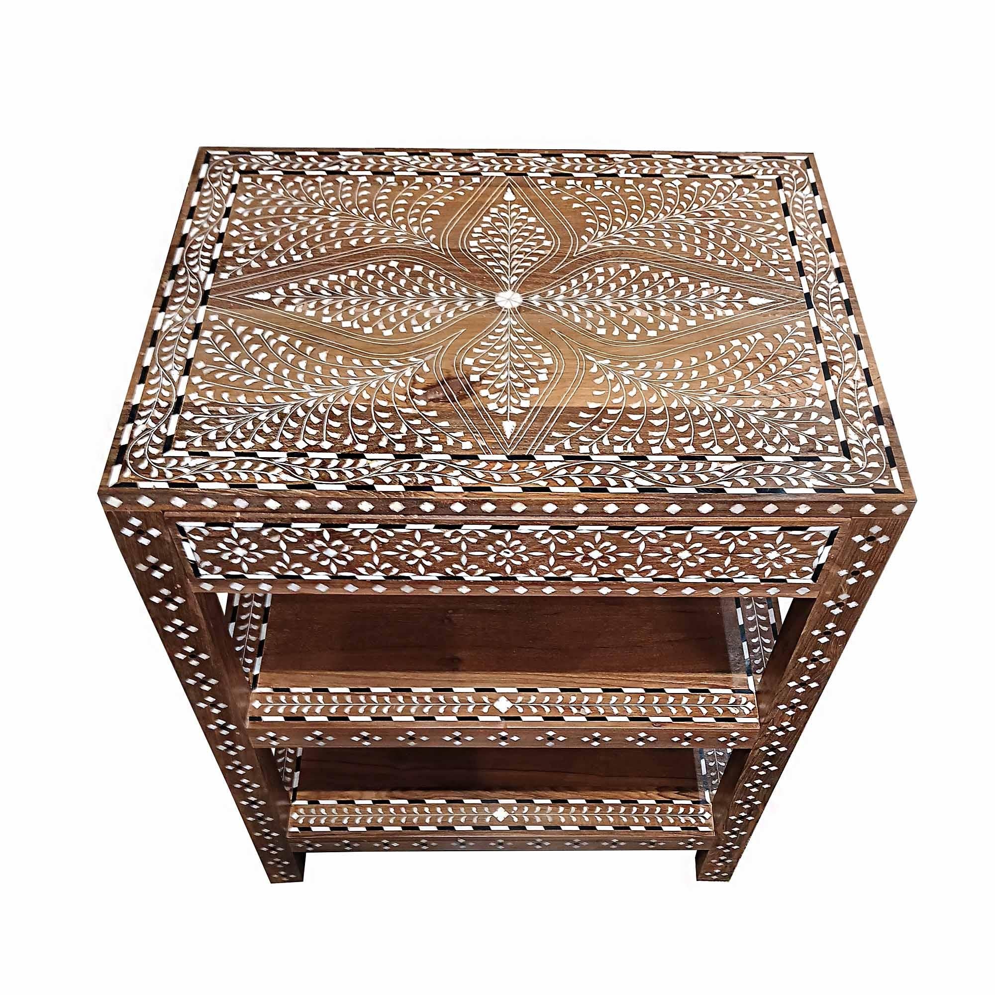 Anglo-indiano Tavolino / Comodino in teak intarsiato dall'India in vendita