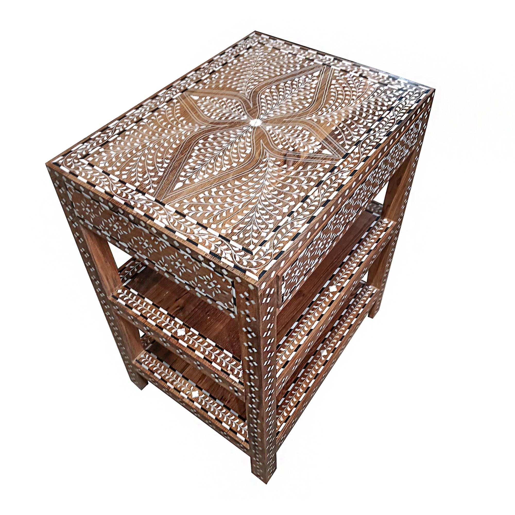 Indiano Tavolino / Comodino in teak intarsiato dall'India in vendita