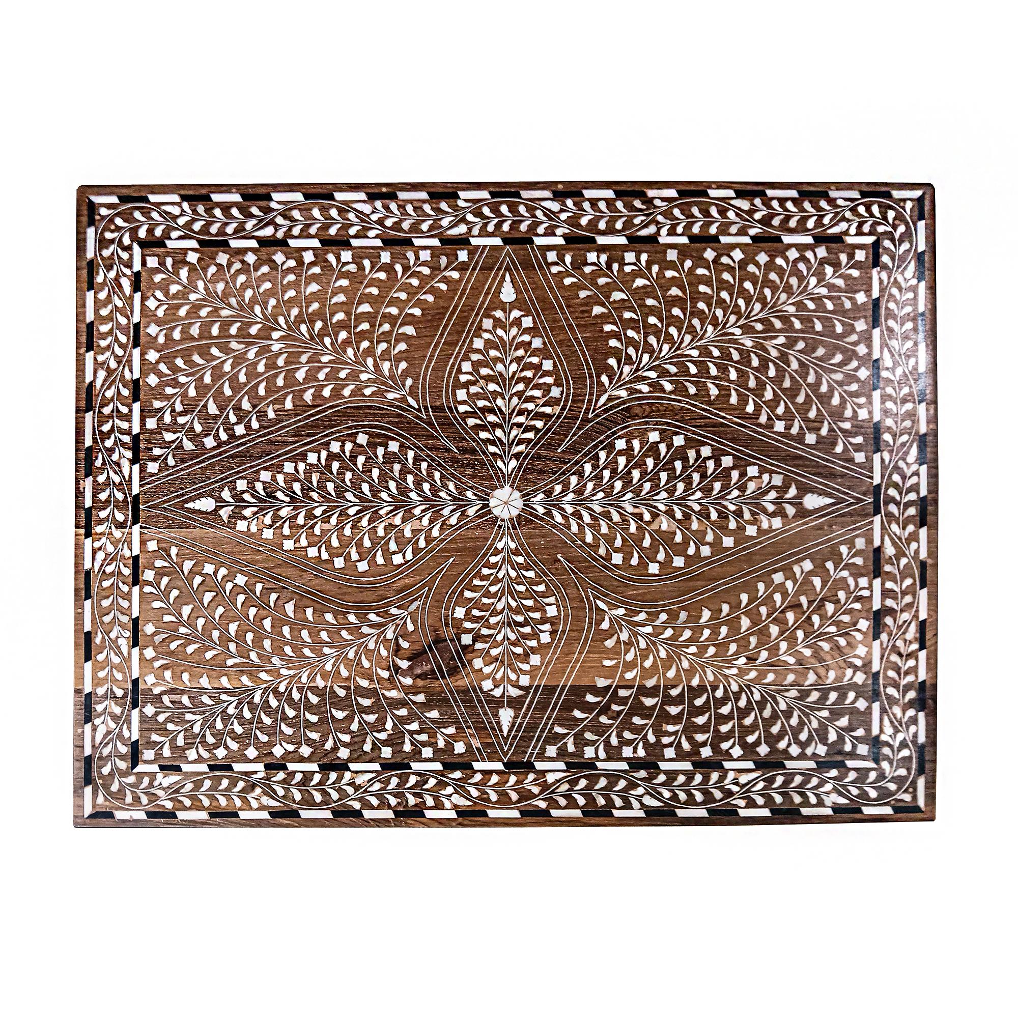 Fatto a mano Tavolino / Comodino in teak intarsiato dall'India in vendita