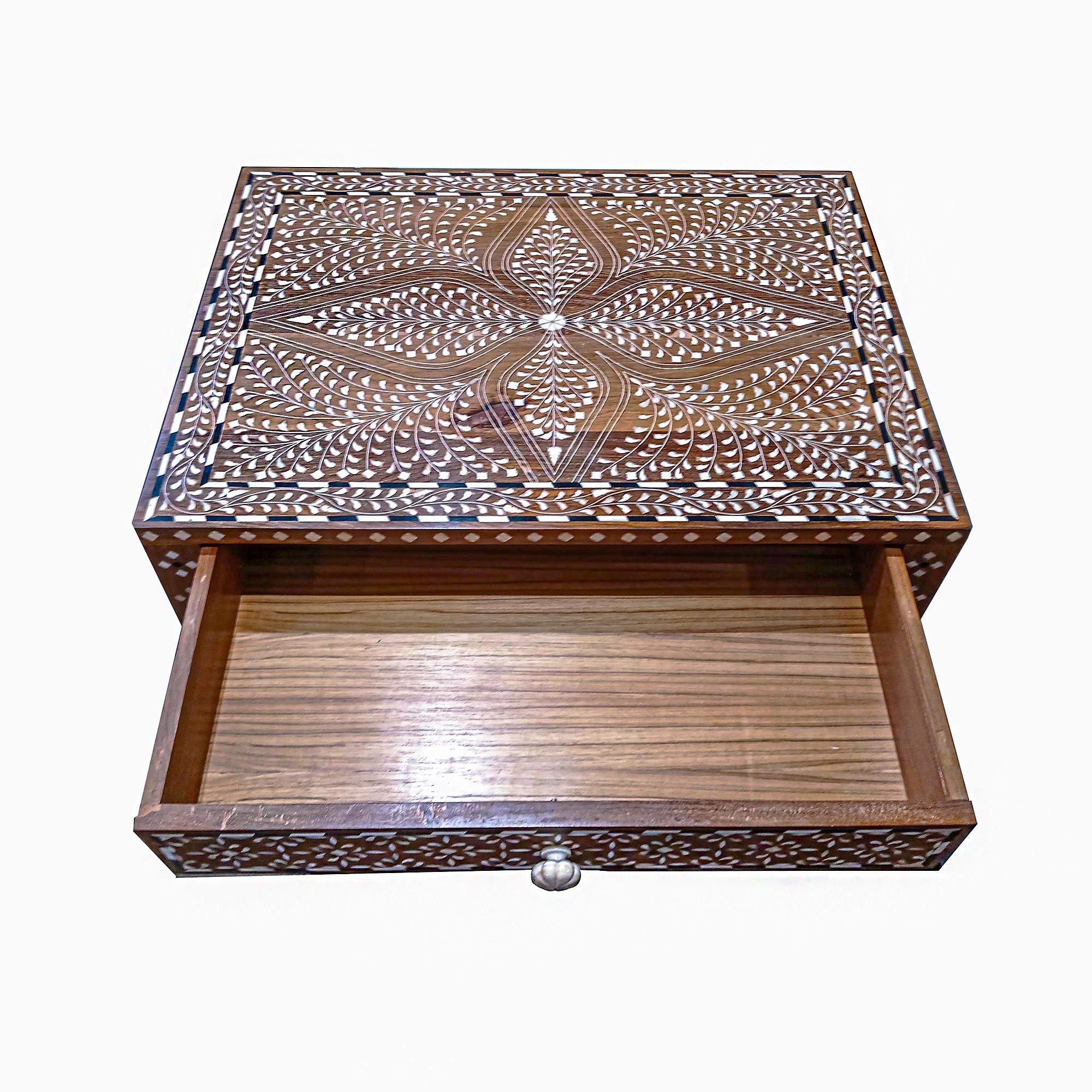 Osso Tavolino / Comodino in teak intarsiato dall'India in vendita