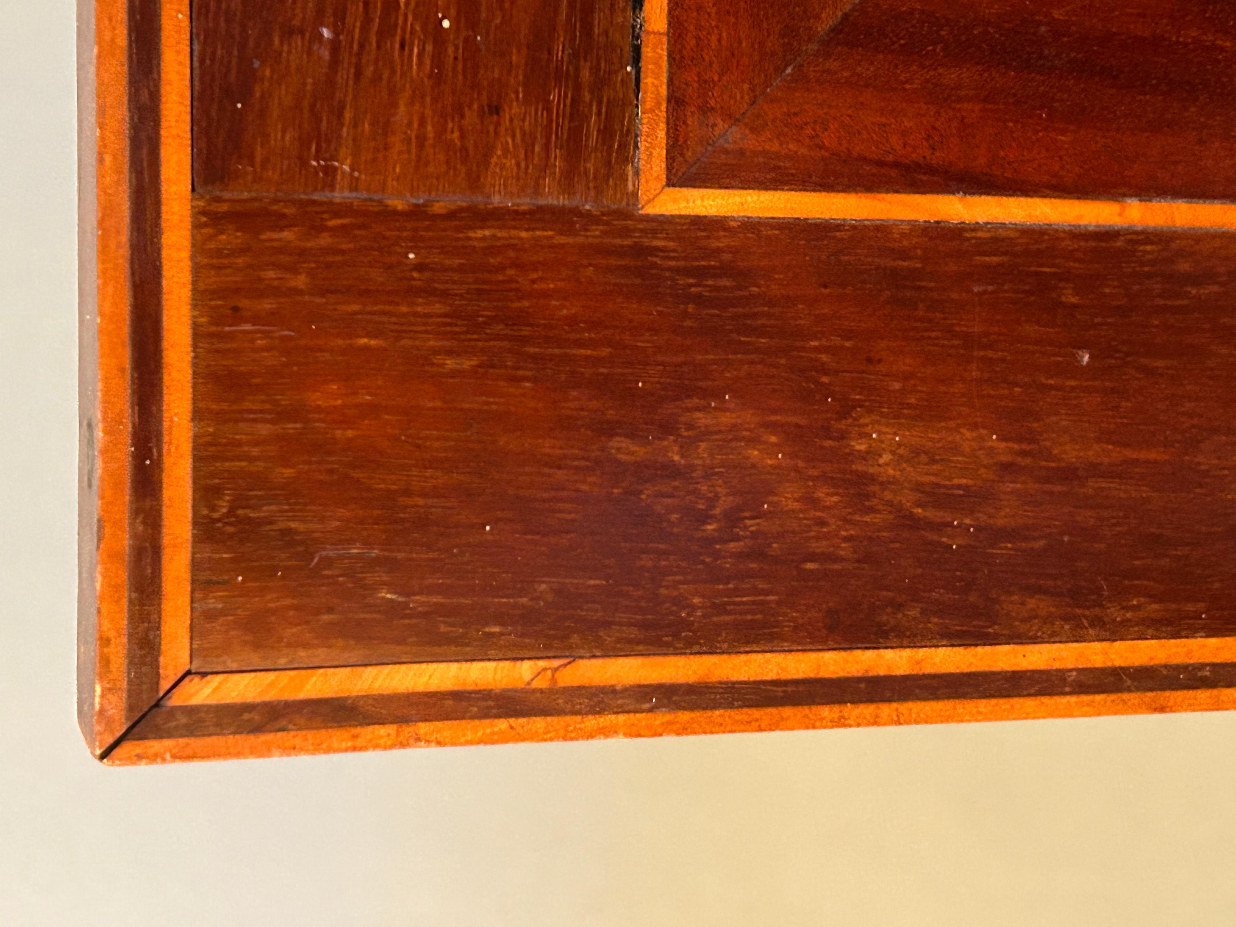 Inlaid Tilt Top Backgammon Table In Good Condition For Sale In Woodbury, CT