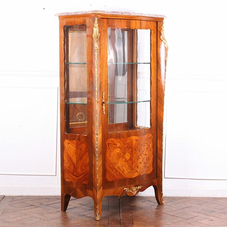 Inlaid Vitrine with Brass Mounts In Good Condition In Vancouver, British Columbia