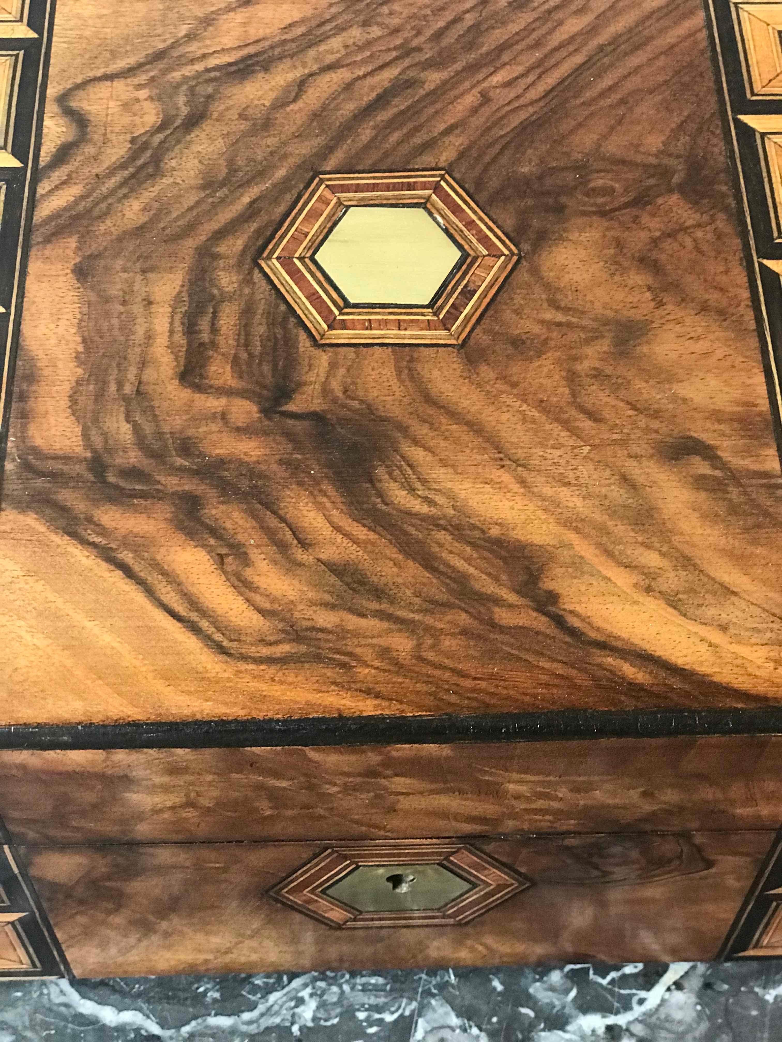 Inlaid Walnut Box from Late 19th Century England In Good Condition In Los Angeles, CA