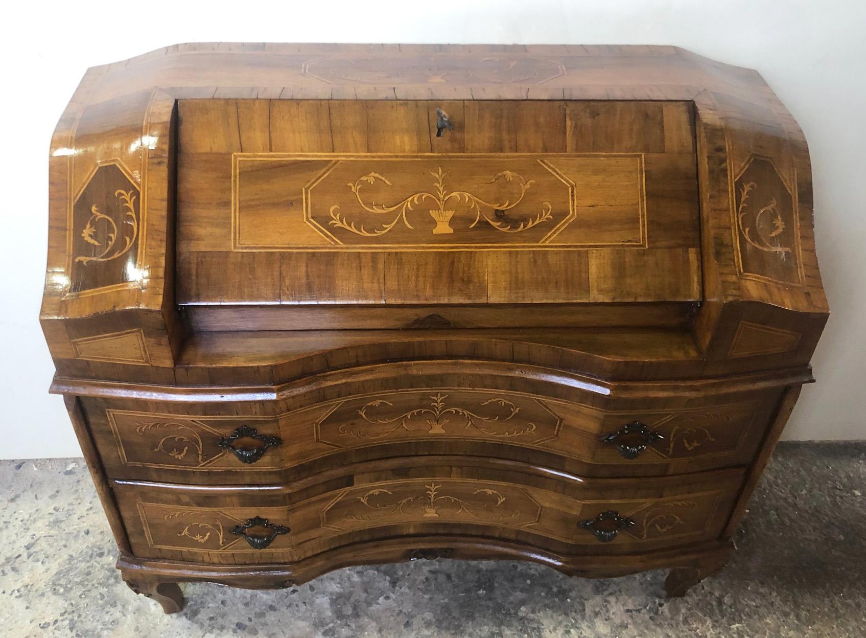 Inlaid walnut sideboard flap from 1950, original Italian, with drawers, natural color.
With 4 small drawers inside at the top.
The piece of furniture is very useful and versatile, of limited size.

To find out the cost of transport to USA etc write