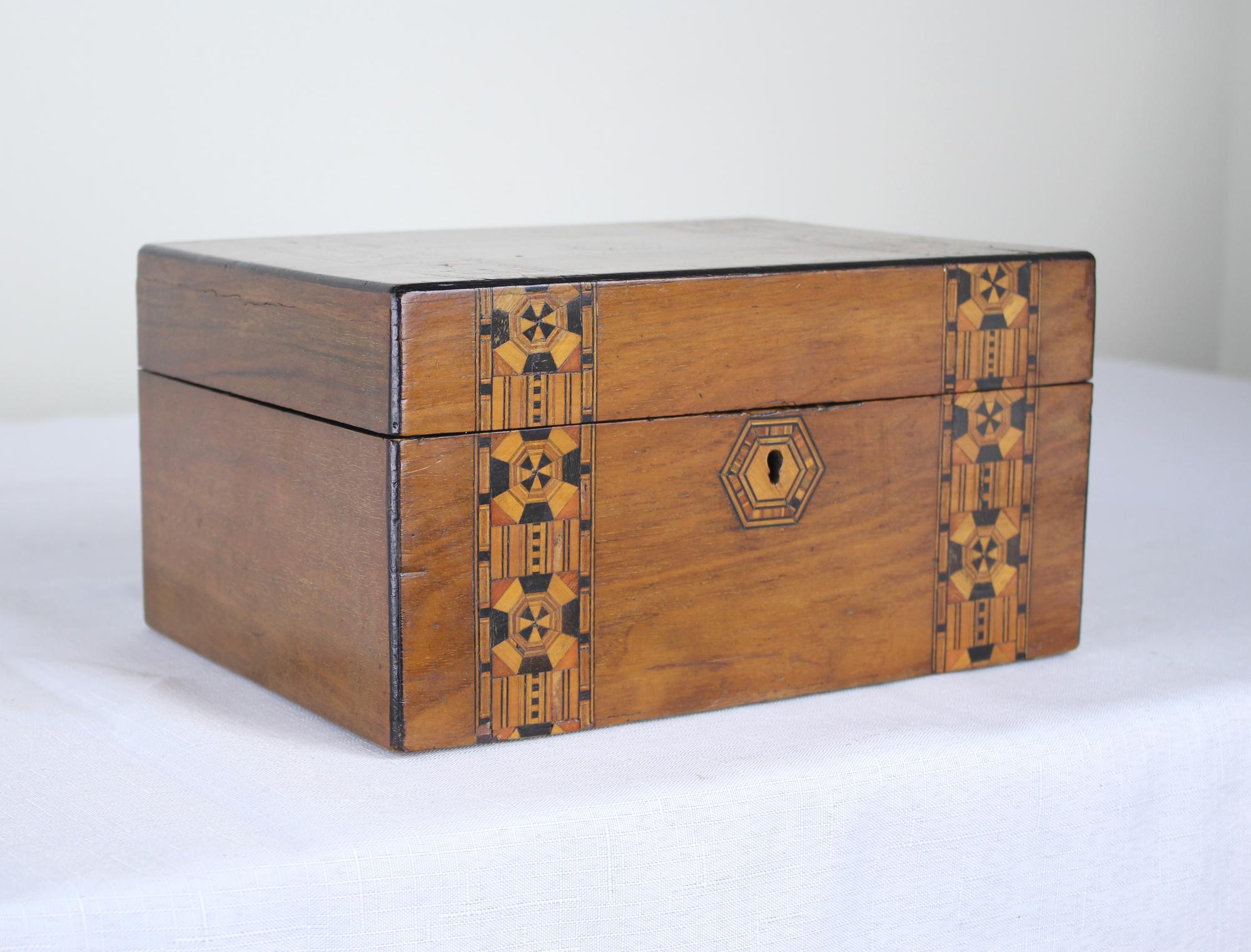 Tumbridgeware-Box mit Intarsien aus Nussbaum (Englisch) im Angebot