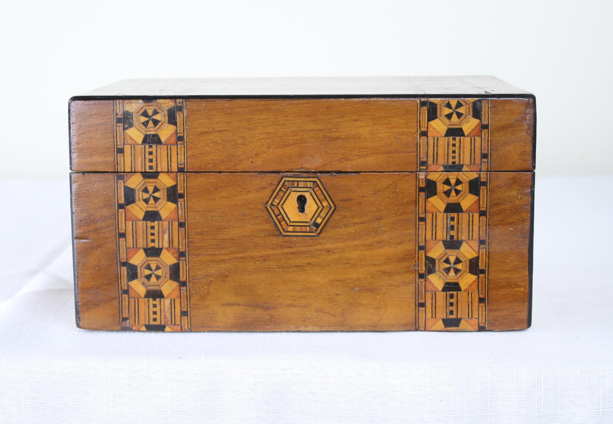 Tumbridgeware-Box mit Intarsien aus Nussbaum im Zustand „Gut“ im Angebot in Port Chester, NY
