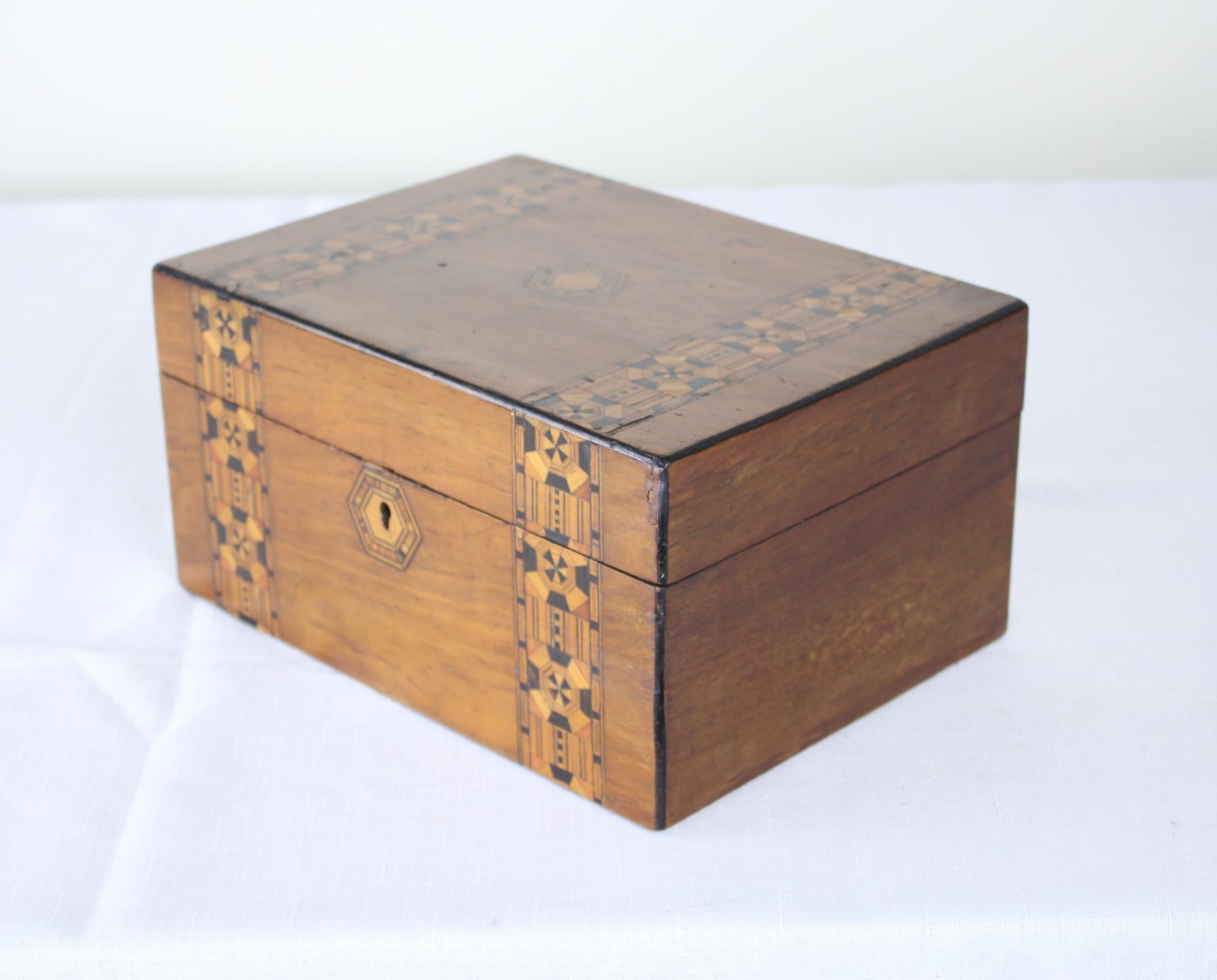 Tumbridgeware-Box mit Intarsien aus Nussbaum (19. Jahrhundert) im Angebot