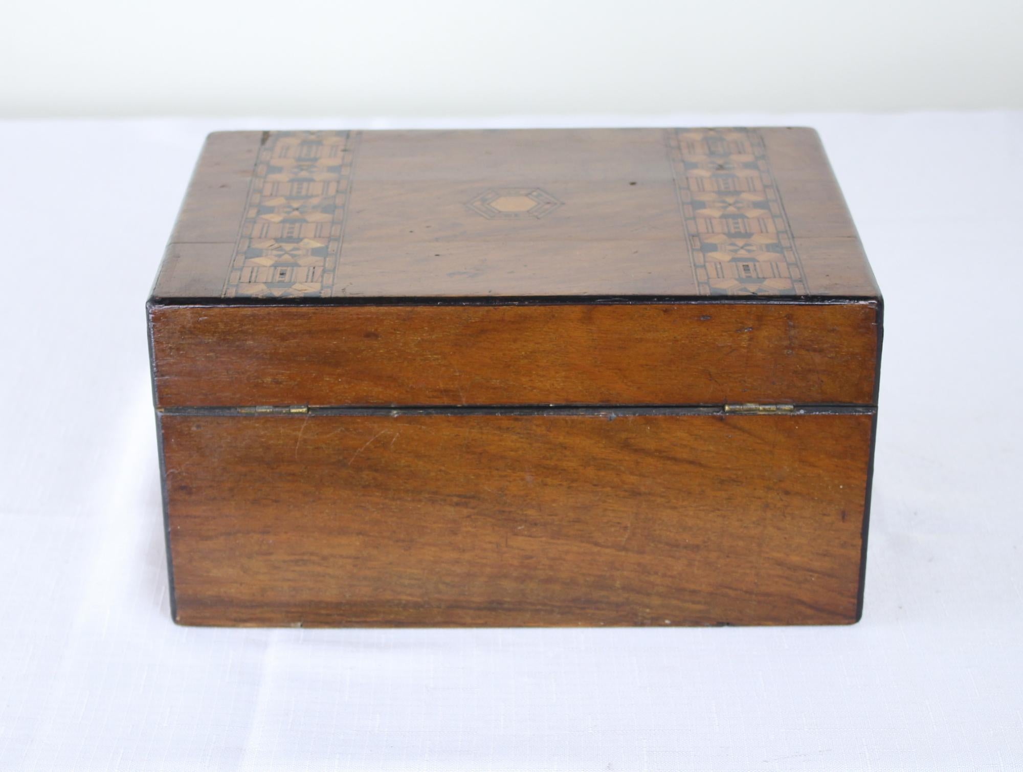 Tumbridgeware-Box mit Intarsien aus Nussbaum (Walnuss) im Angebot