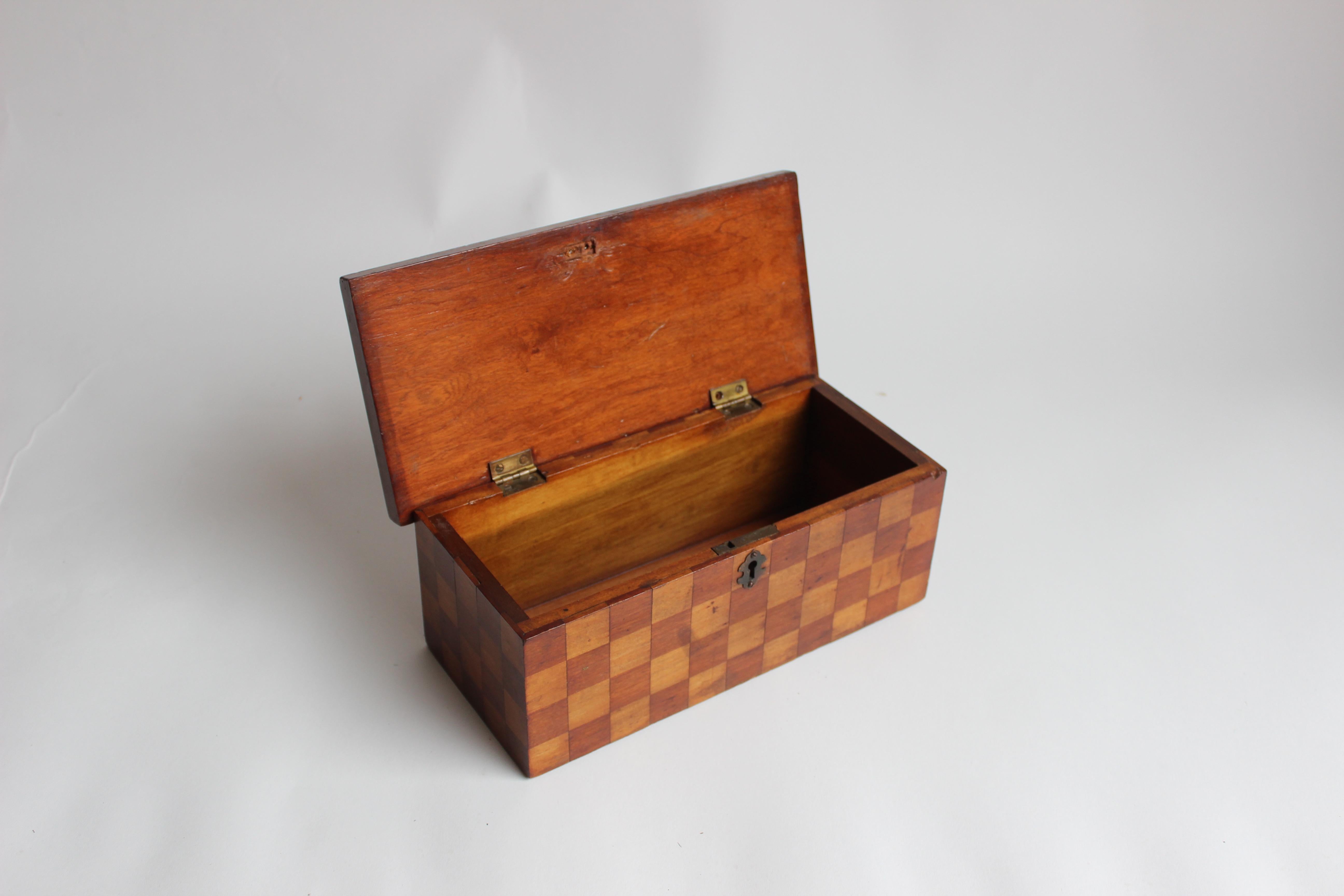 Inlaid Wood Checker Box In Excellent Condition In East Hampton, NY