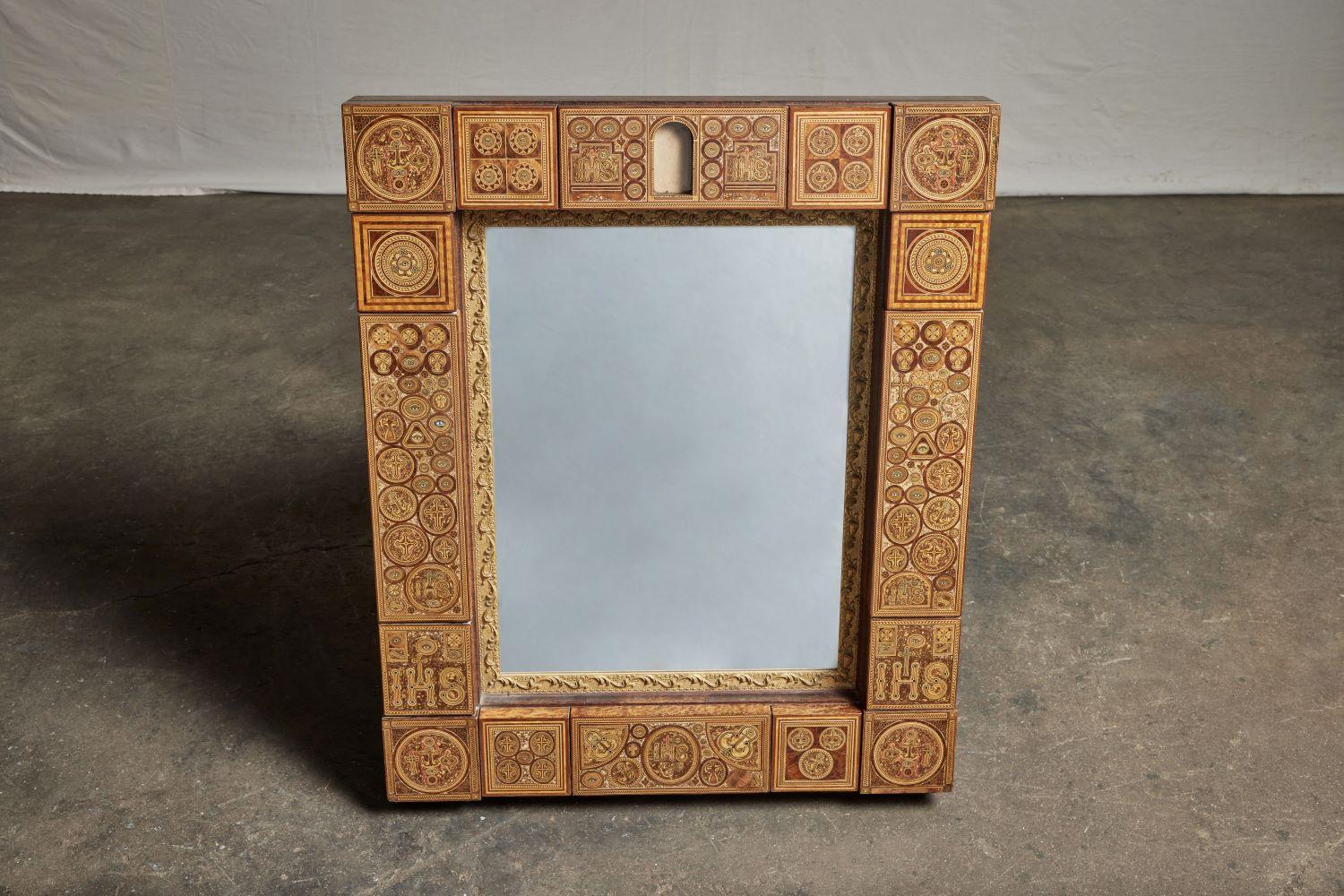 miroir en bois marqueté du Moyen-Orient du 19e siècle.
