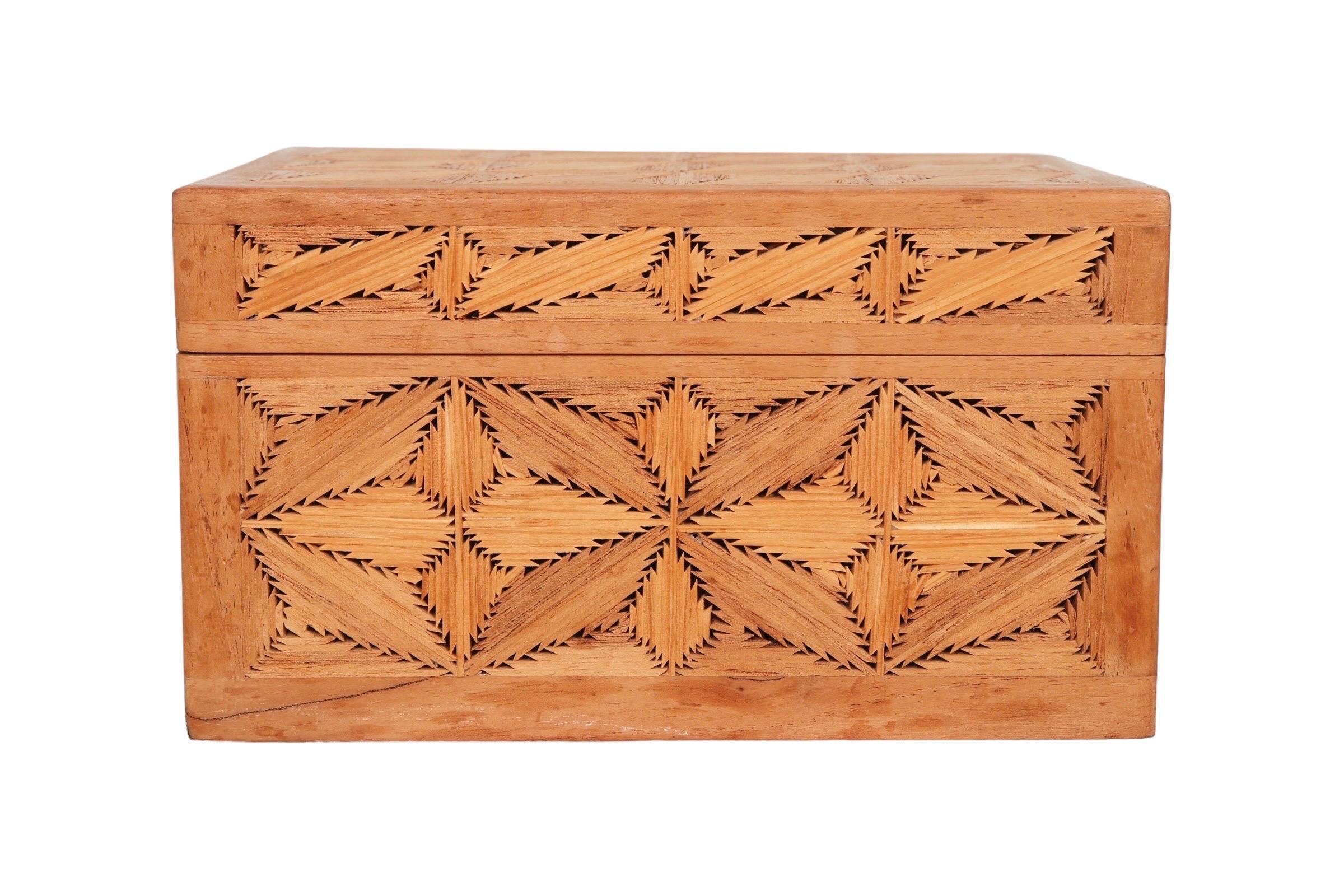 Inlaid Wooden Trinket Box In Good Condition For Sale In Bradenton, FL
