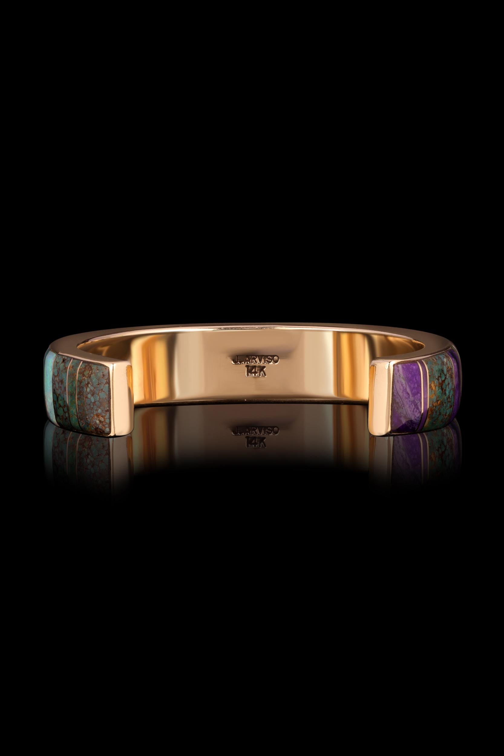 Descrizione e dettagli

Questo bracciale dei nativi americani, disegnato da Julian Arviso, comprende Opale australiano, Sugilite, Gemma di silice, Turchese e Oro giallo.
Materiale - Oro giallo 14 K.; Sugilite; Opale australiano, Gemma di silice;