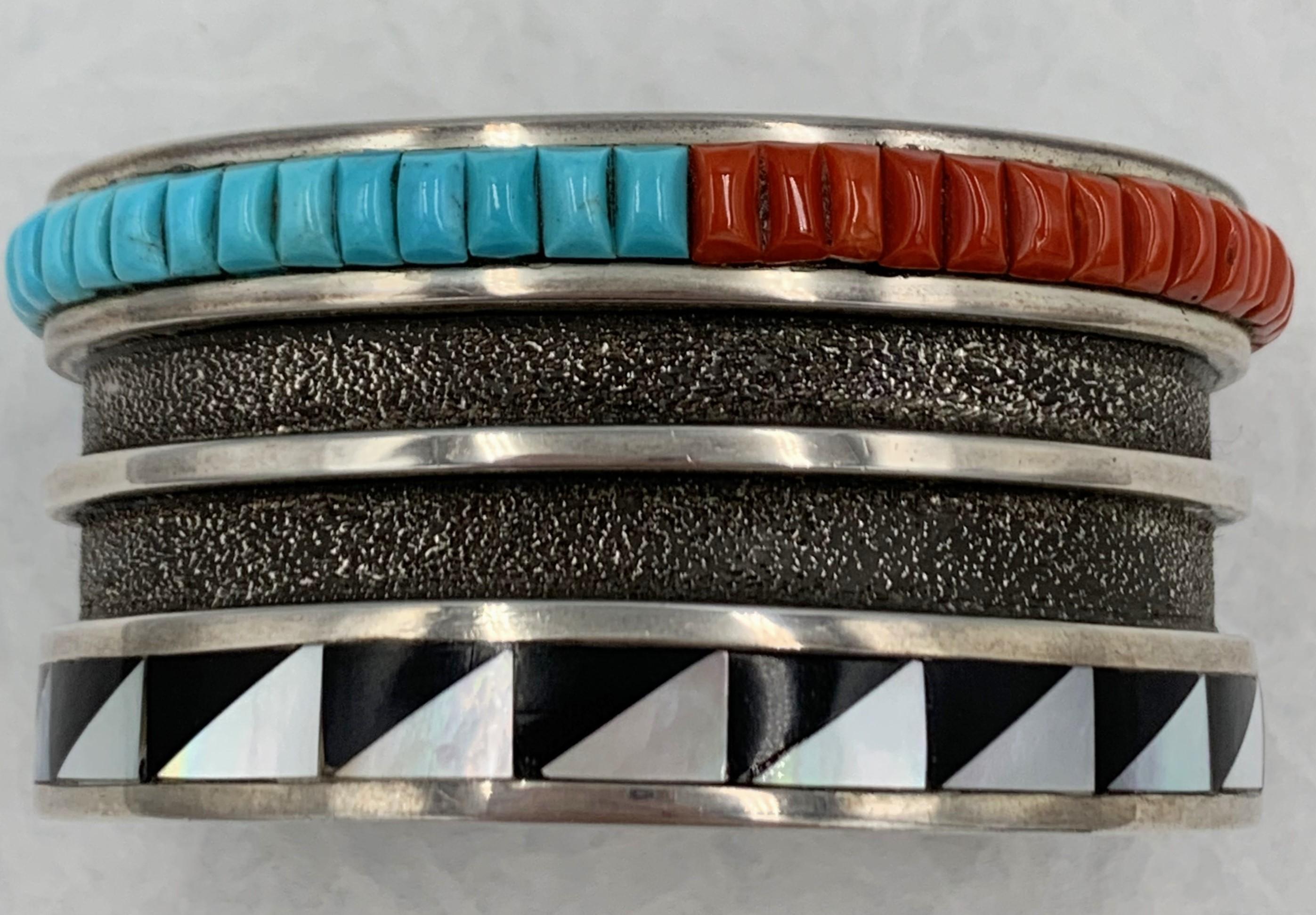 Nativo americano Bracciale in argento con intarsio di corallo, turchese, getto e madreperla in vendita