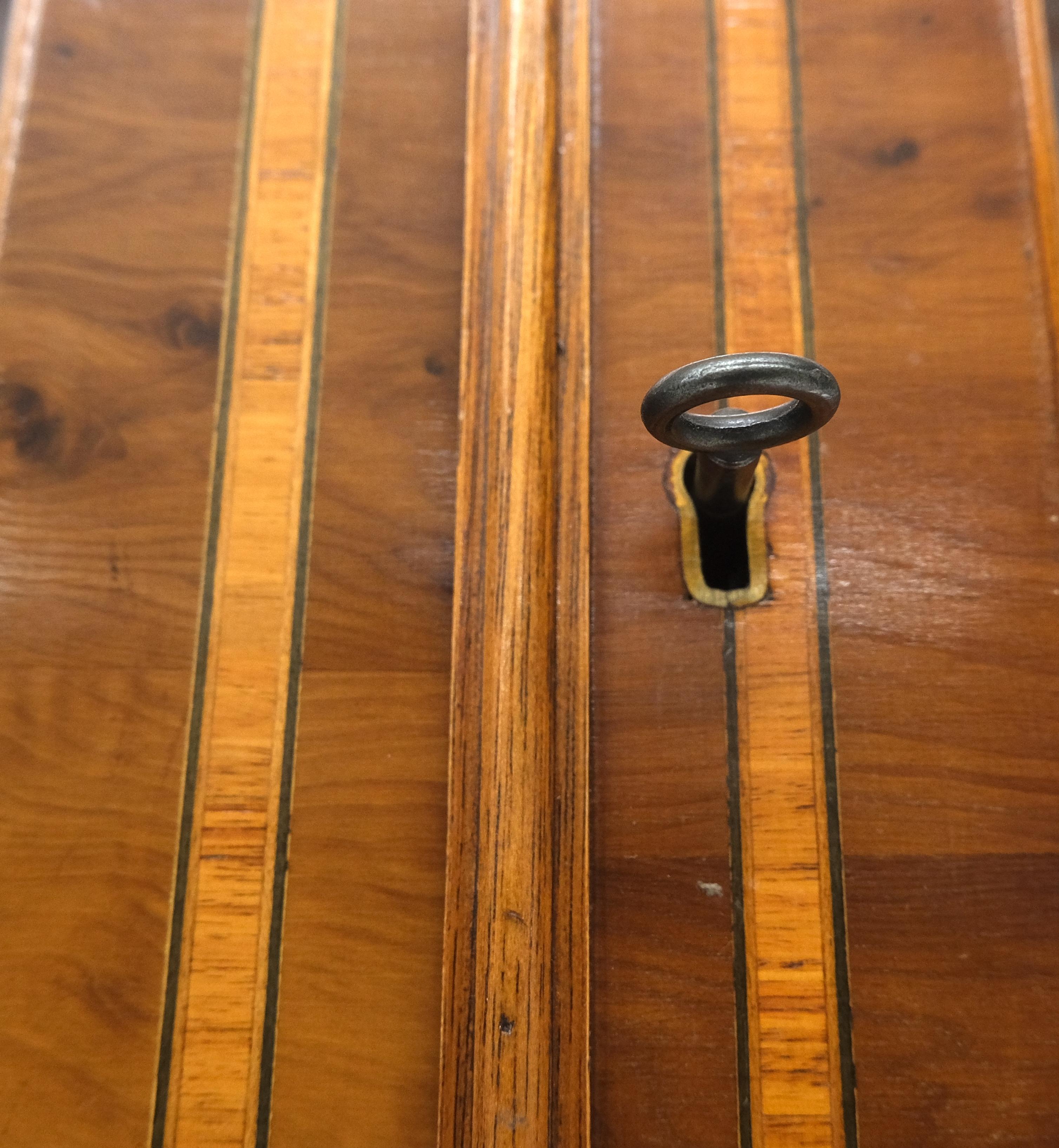 Vetrinetta con base profonda in legno di tasso intarsiato da 89