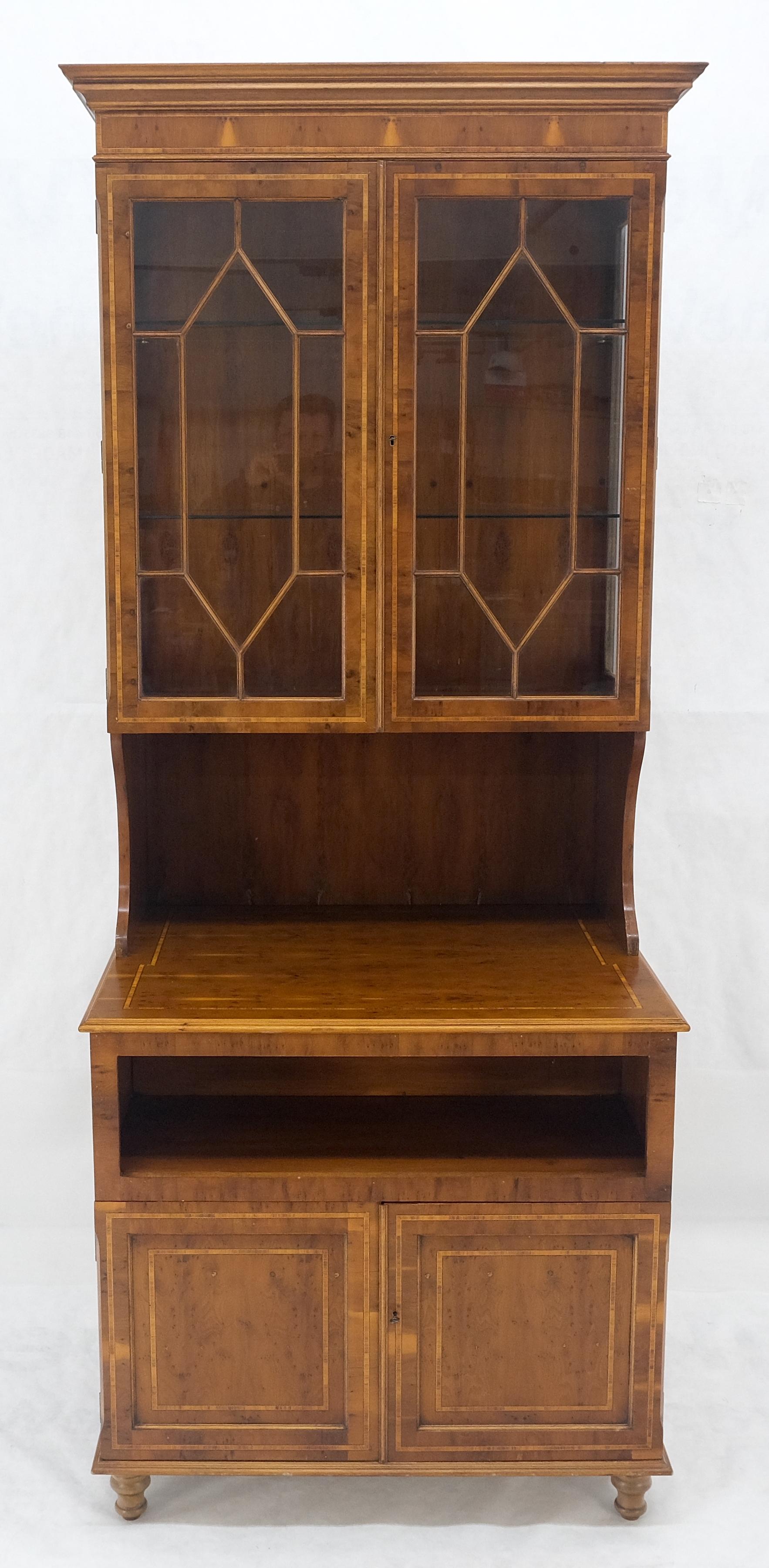 XX secolo Vetrinetta con base profonda in legno di tasso intarsiato da 89