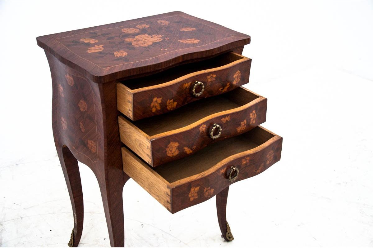 A small inlaid chest of drawers from the beginning of the 20th century.

Very good condition.

Wood: walnut

dimensions: height: 70 cm, width: 47 cm, depth: 33 cm.