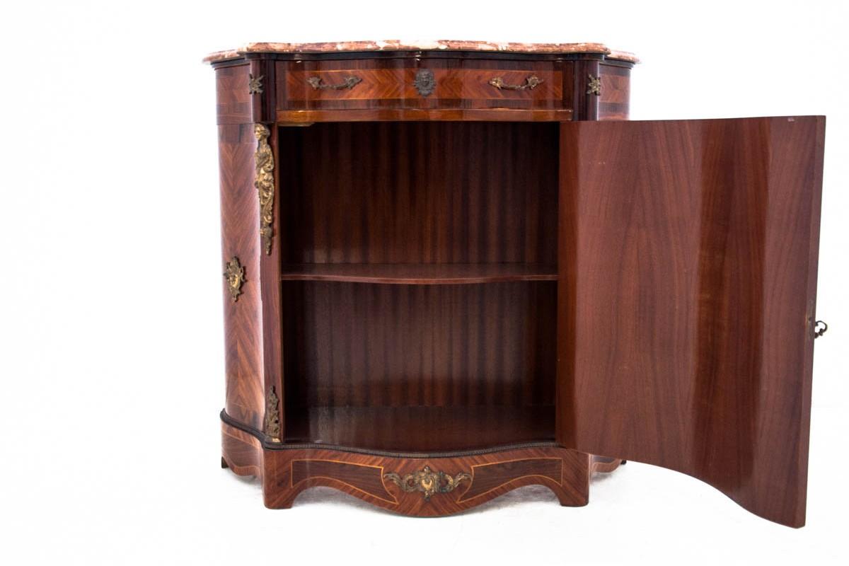 An inlayed chest of drawers from around 1950. 
Marble top 
The furniture is in very good condition.

Dimensions: height 98 cm / width 103 cm / depth 41 cm.