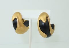 Inna Cytrine Brushed Gold Metal & Black Sculptural Clip On Earrings