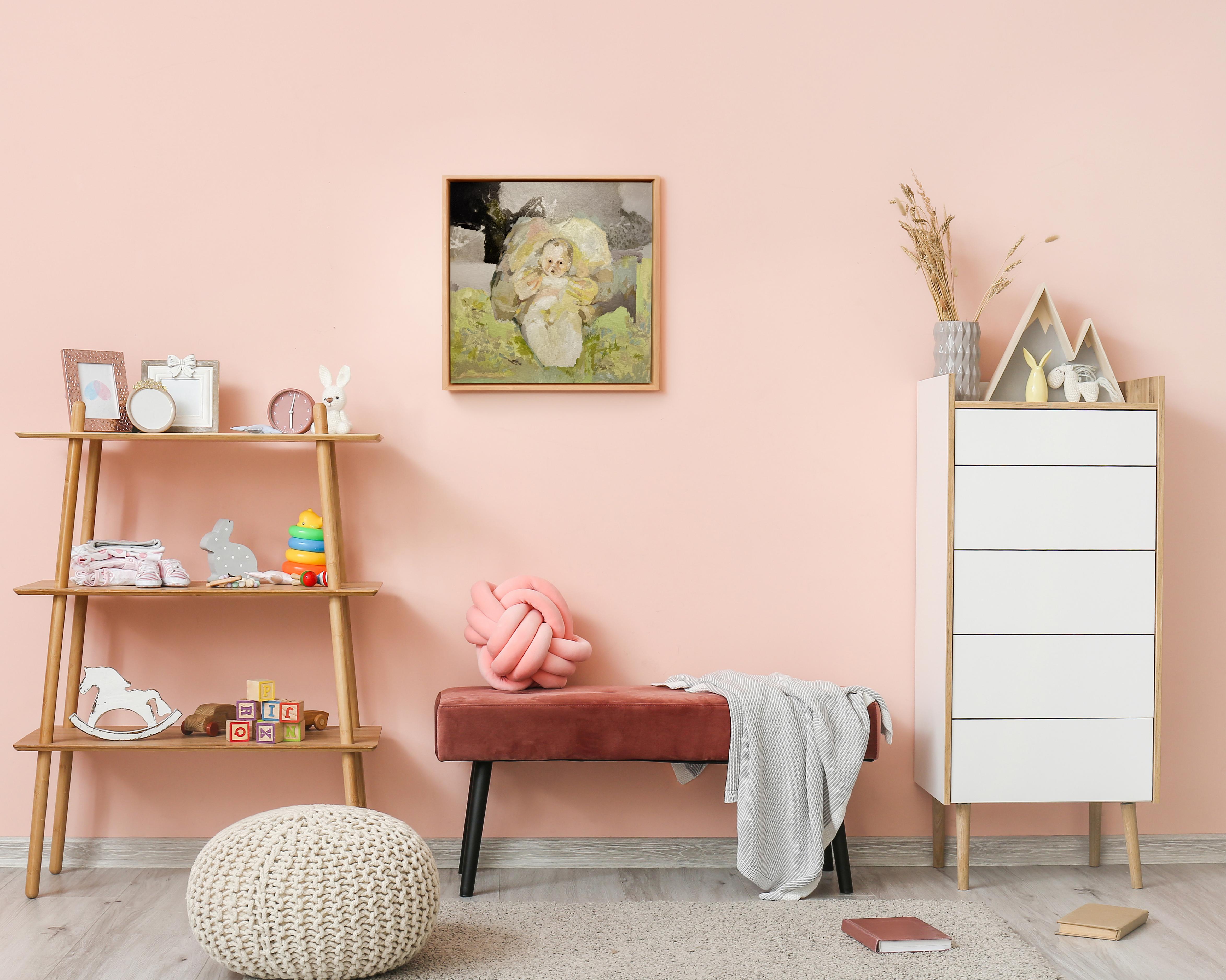 Gerahmtes figuratives Gemälde, Mutter hält Baby in weichen Pastelltönen, 