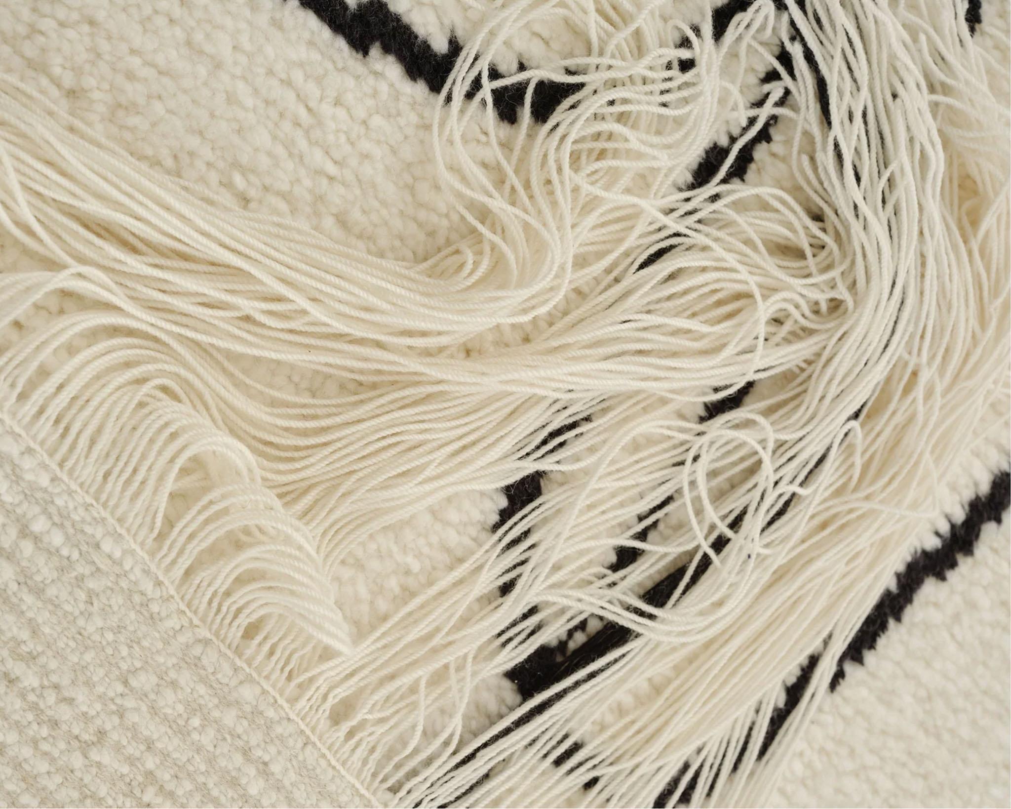 Inner Haze, 'Axiom' collection by Linie Design

Abstrakter Teppich. 
MATERIALIEN:  100% Wolle
Handgeknüpfter Teppich

Abmessungen: 190 cm x 135 cm

Ein kunstvoller und visuell verführerischer handgeknüpfter Teppich von Linie Design. Die weichen