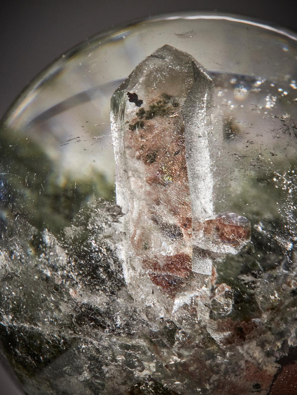 Paysage intérieur - Sphère de quartz avec inclusion de cristaux en vente 4
