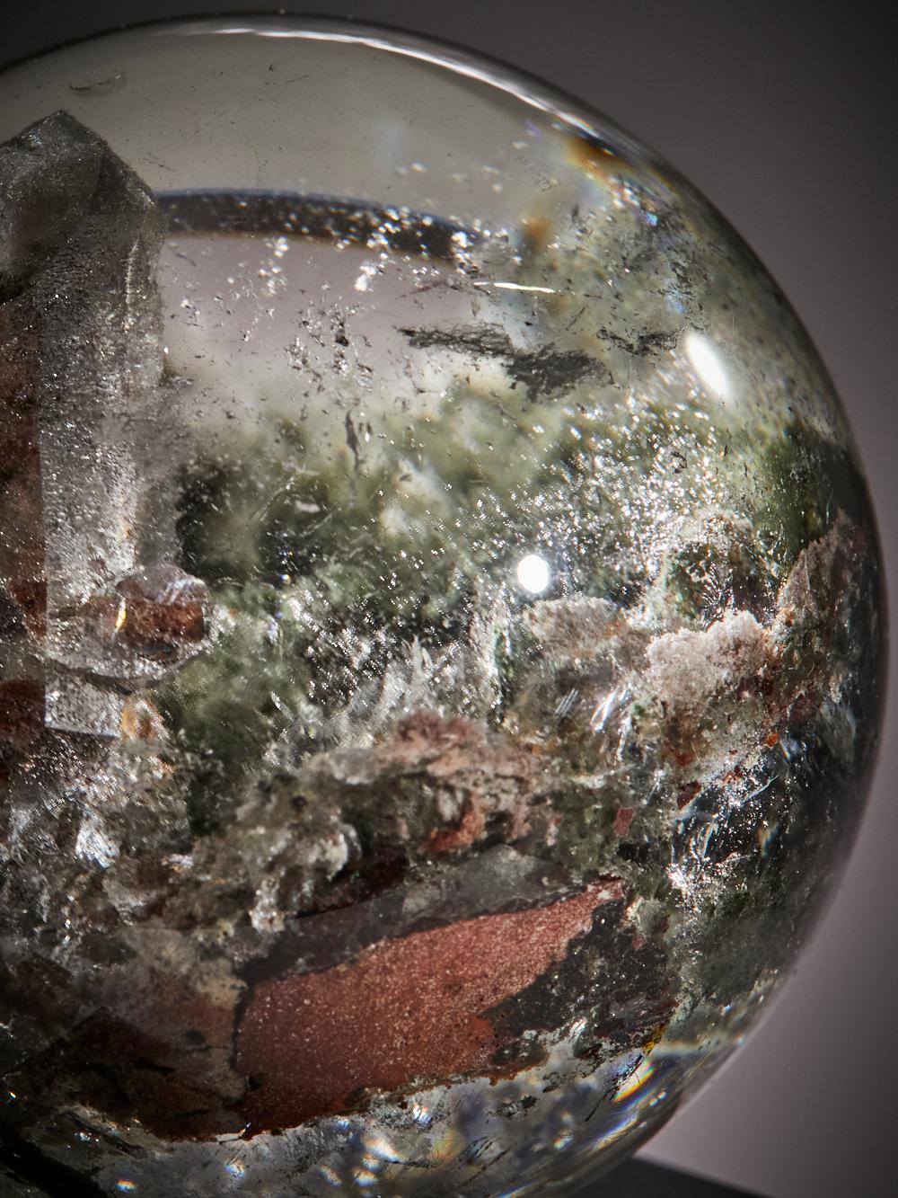 Paysage intérieur - Sphère de quartz avec inclusion de cristaux en vente 5