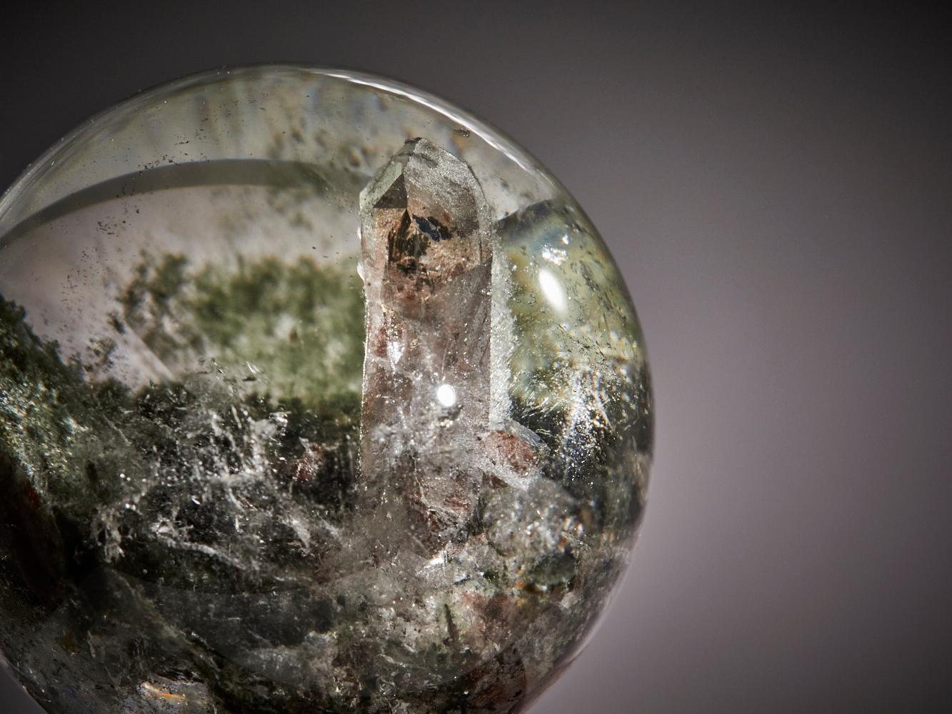 Paysage intérieur - Sphère de quartz avec inclusion de cristaux en vente 6