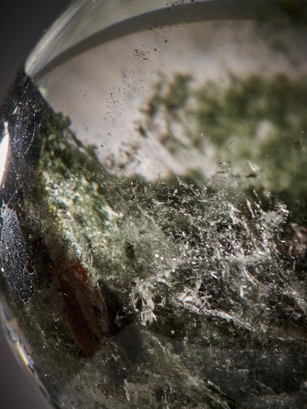 Paysage intérieur - Sphère de quartz avec inclusion de cristaux en vente 7