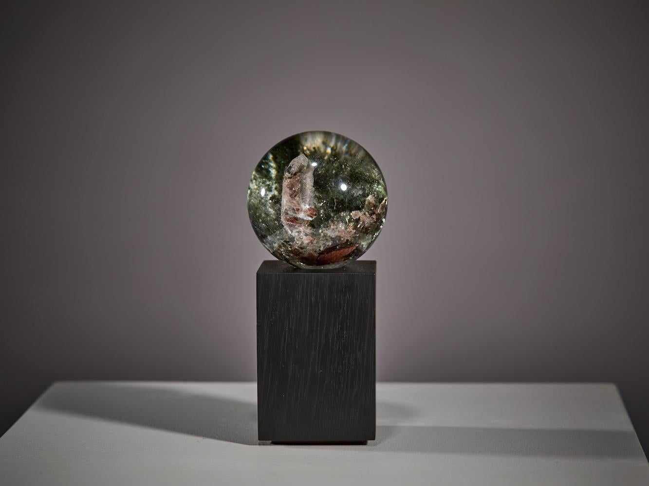 Paysage intérieur - Sphère de quartz avec inclusion de cristaux en vente 8