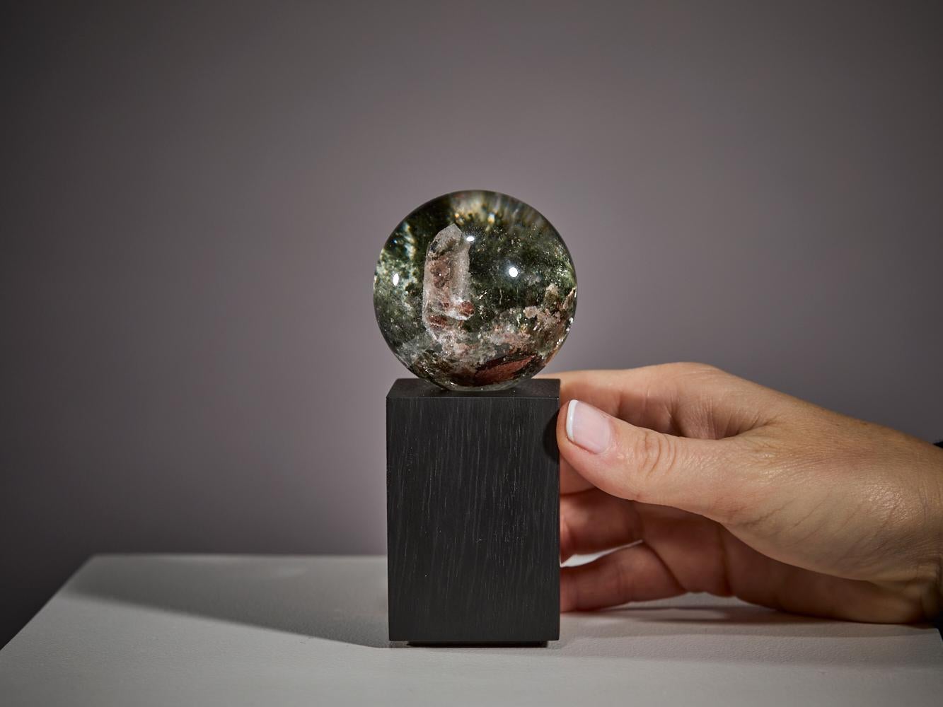 Paysage intérieur - Sphère de quartz avec inclusion de cristaux en vente 9