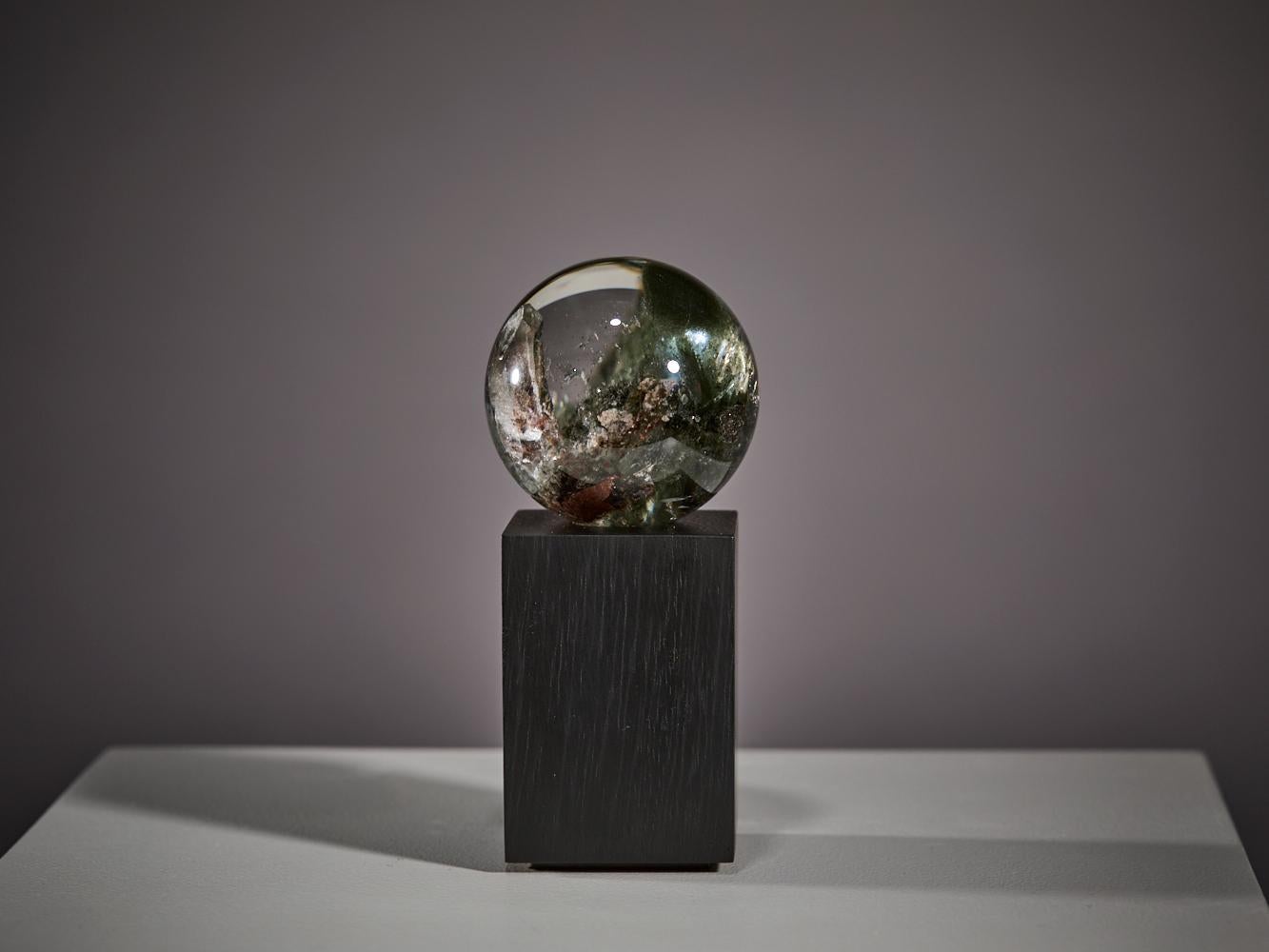 Paysage intérieur - Sphère de quartz avec inclusion de cristaux en vente 10