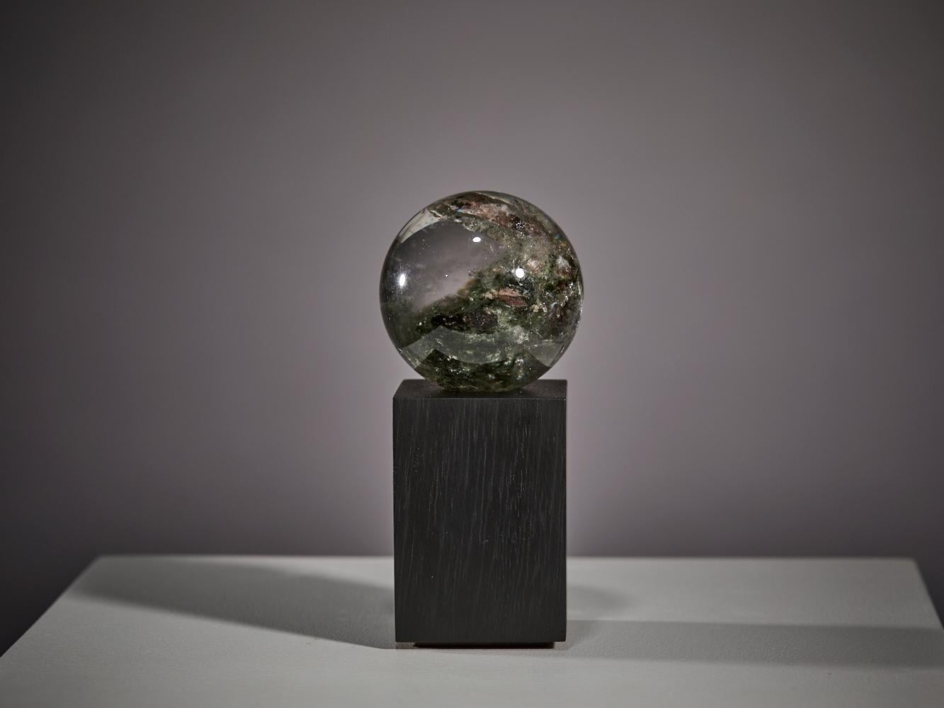 Paysage intérieur - Sphère de quartz avec inclusion de cristaux en vente 11