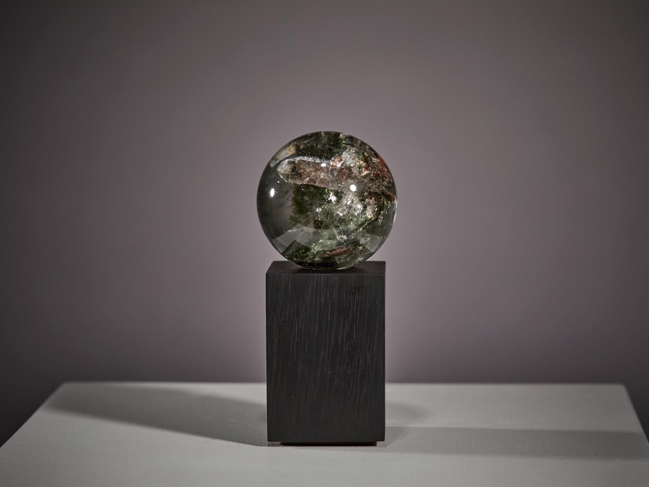 Paysage intérieur - Sphère de quartz avec inclusion de cristaux en vente 12