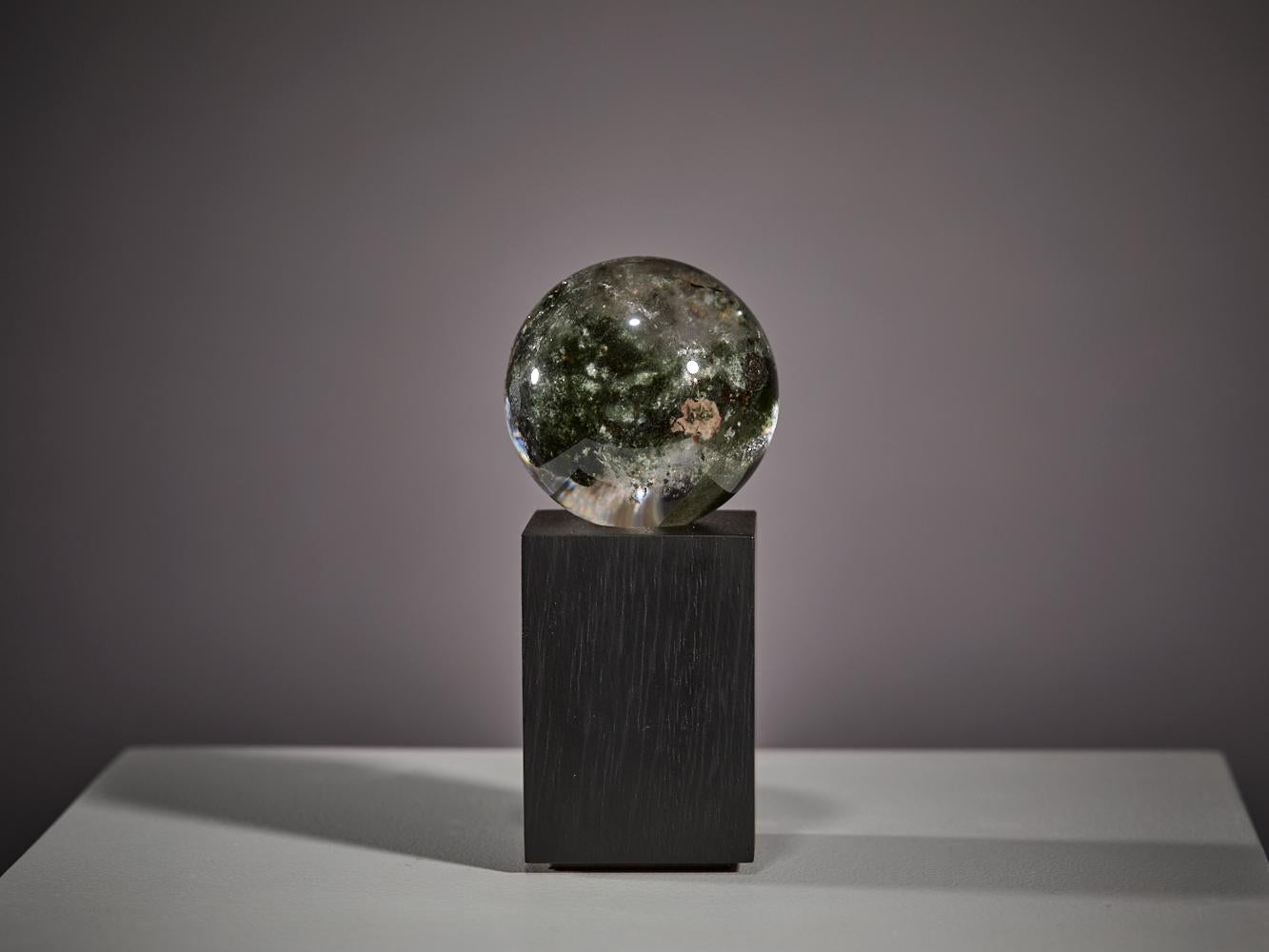 Paysage intérieur - Sphère de quartz avec inclusion de cristaux en vente 13