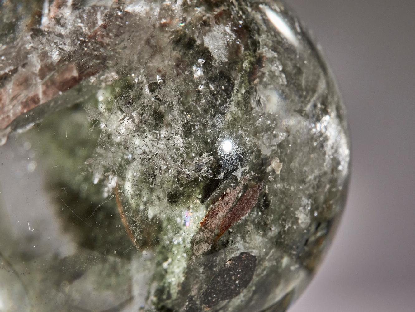 Paysage intérieur - Sphère de quartz avec inclusion de cristaux en vente 1