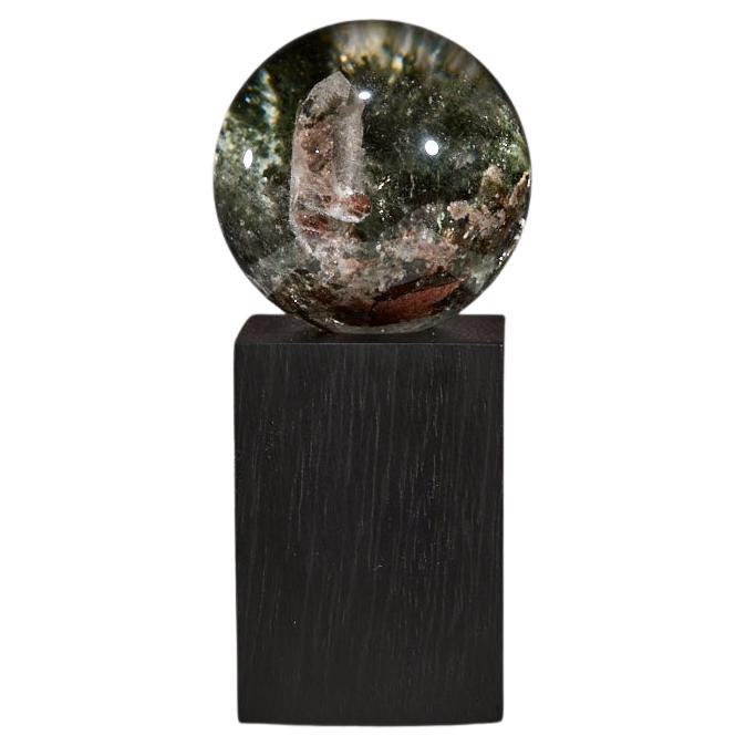 Paysage intérieur - Sphère de quartz avec inclusion de cristaux en vente
