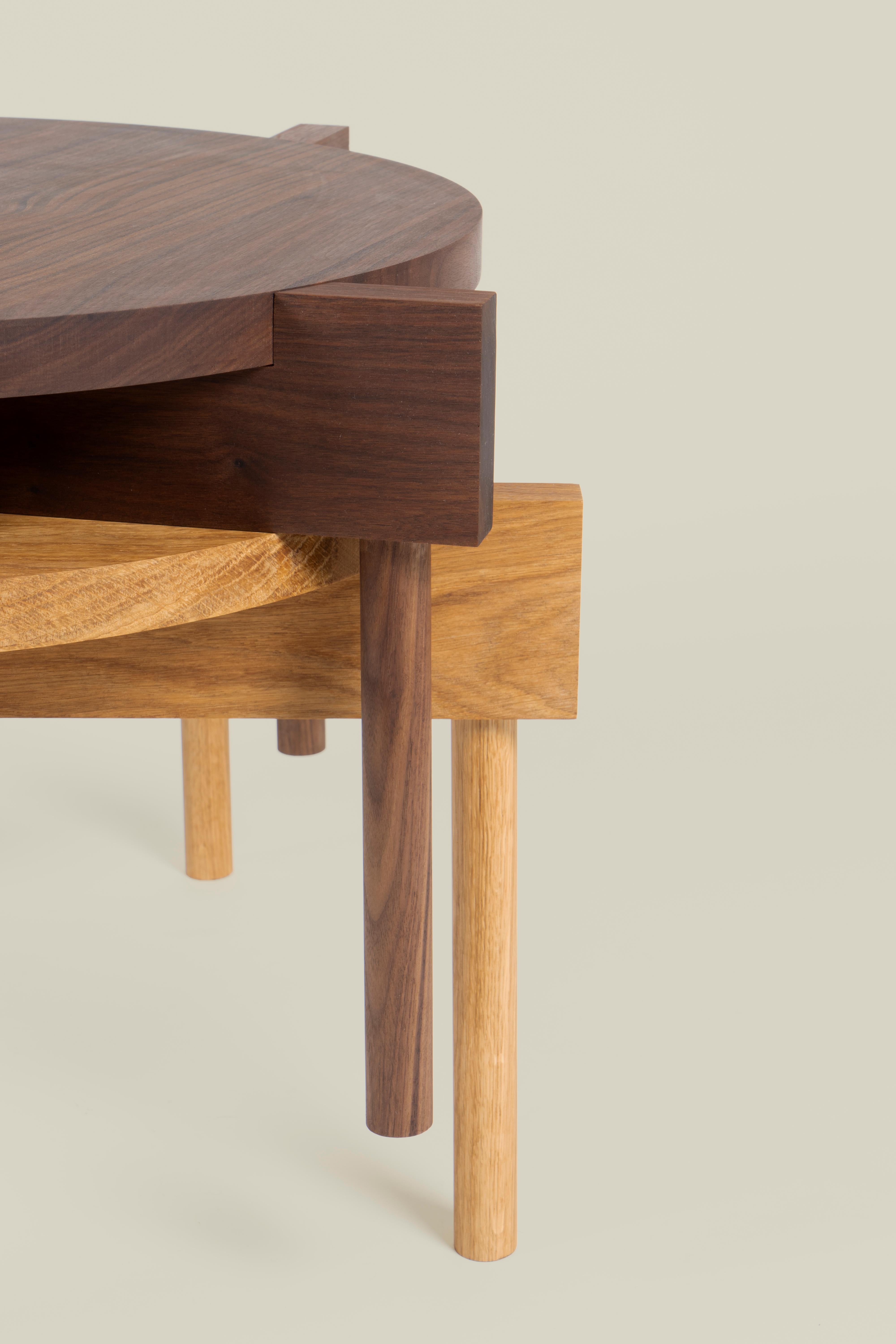 Overlapping Walnut Coffee Table with Round Top Insert by Antonio De Marco In condizioni Nuovo in vendita a Geneve, CH