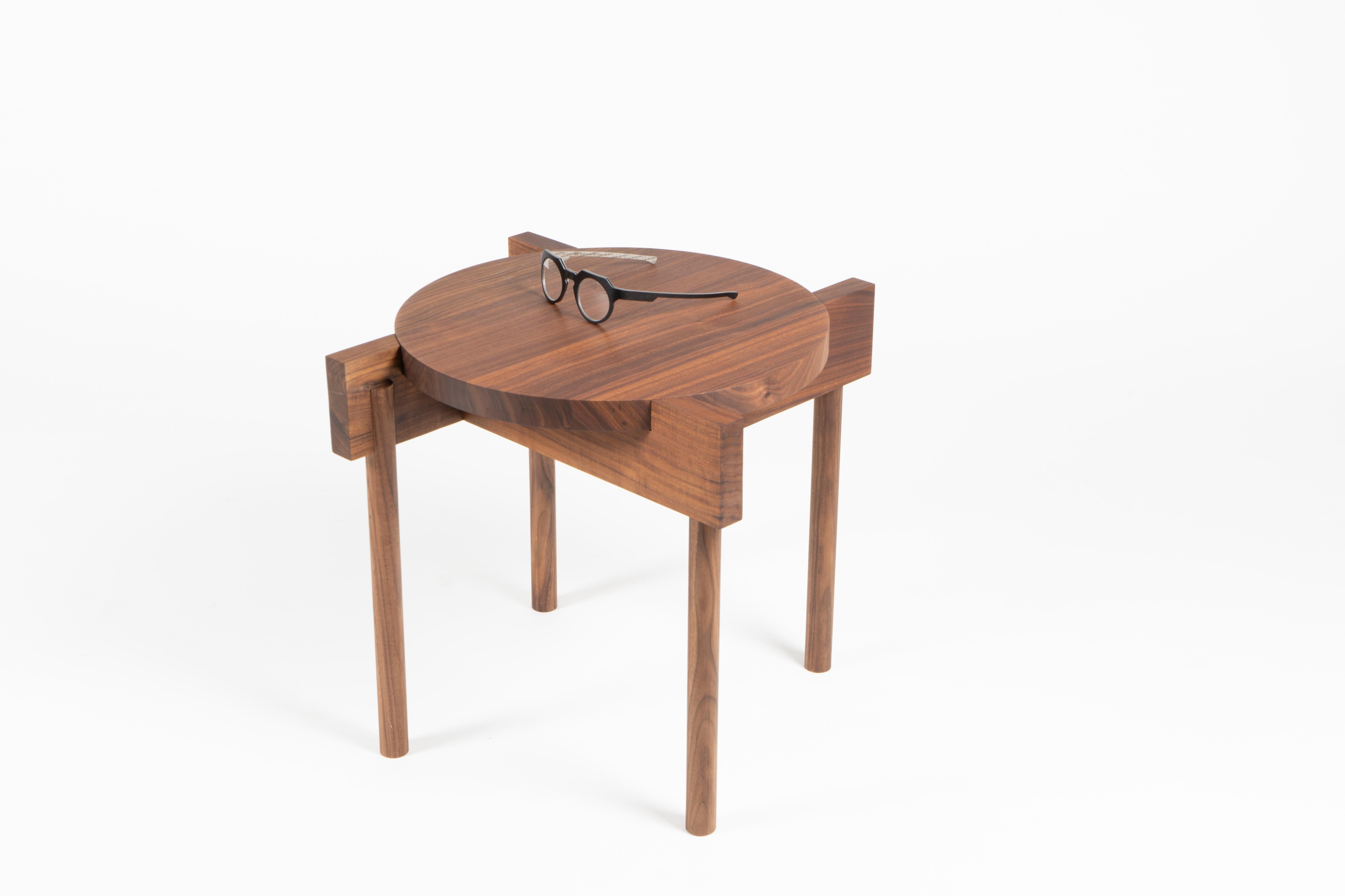 Overlapping Walnut Side Table with Round Top Insert by Antonio De Marco in vendita 2
