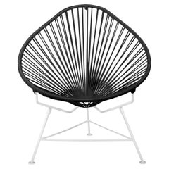 Innit Designs chaise Acapulco tissée noire sur cadre blanc