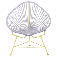 Innit Designs: Acapulco-Stuhl mit klarem Geflecht auf gelbem Rahmen